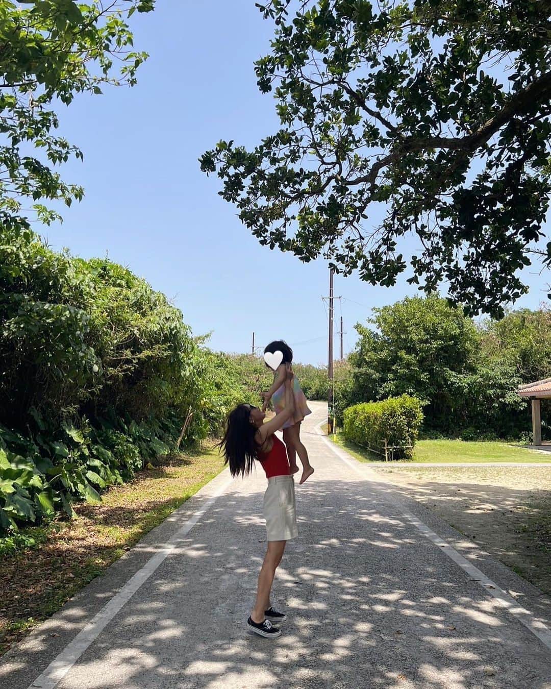 近藤千尋のインスタグラム：「大好きなクラブメッド石垣での写真🤳💕 15キロを持ち上げたが重すぎた❤️笑  敷地内でじゅうぶんなクラブメッド！ 何回もリピートさせてもらってます🌺  今回は親友家族とだったので 子供達も嬉しそうでした🌈 あっという間の時間すぎて、、😂 弾丸旅幸せでした✈️👙  日常と離れてのリセット時間はとても大事だなぁ💕🌺」