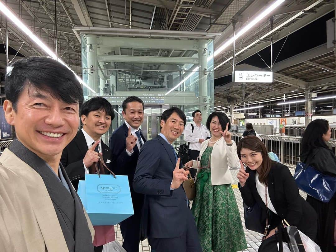 熊谷正寿さんのインスタグラム写真 - (熊谷正寿Instagram)「京都日帰り出張。  帰りはやはり｢#居酒屋新幹線｣なうなのだ🍻🥂  皆さま ありがとうございました。  #京都  #そうだ京都行こう #料亭一力 #料亭一力は龍馬が通ったお店 #感謝」4月18日 21時55分 - masatoshi_kumagai