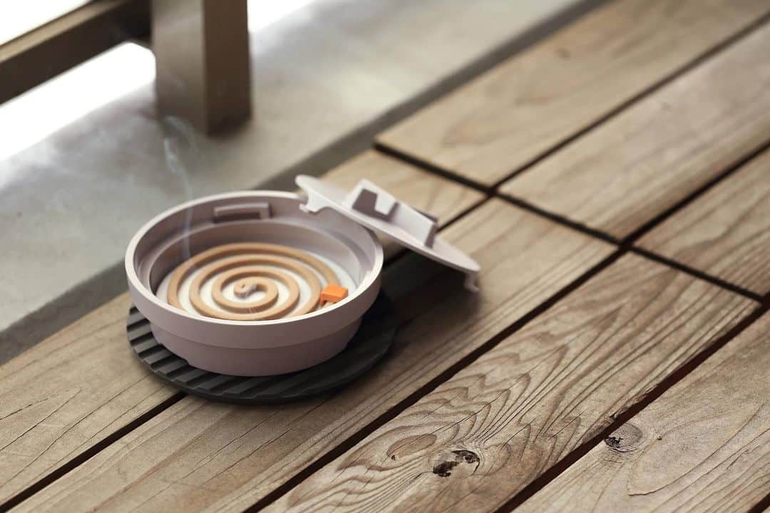 ideaco online storeのインスタグラム：「・ 今年は夏のお出掛けが増えそうですね！ BBQに、キャンプに、おうちプールに♩ 蚊取り線香ケースManhole(マンホール)で、スマートに蚊除けしませんか？  火の付いた蚊取り線香に蓋をしたまま使えるので、小さなお子様やペットと暮らすお家の方も安心して使えます◎  お部屋の中で使う場合も、蓋をしたまま使うことで、ヤニが蓋裏に付いてお部屋にヤニが広がるのを防いでくれます◎ 蓋裏に付いたヤニは洗って落とせます。ためると落としにくくなるので、小まめなお手入れがおすすめですよ☺︎ お部屋の中で使うなら、シリコン鍋敷きのTrivetを敷くのもオススメ！より安心してお使いいただけます。  オレンジのパーツは、"火消しタイマー"。線香の消したい部分に置けば、火がパーツ部分で自然と消えてくれ、線香を無駄なく使えますよ🌀  #ideaco #イデアコ #蚊遣り #manhole #蚊遣りマンホール  #シンプルインテリア #シンプルライフ  #蚊取り線香 #子どものいる暮らし  #おうちプール」
