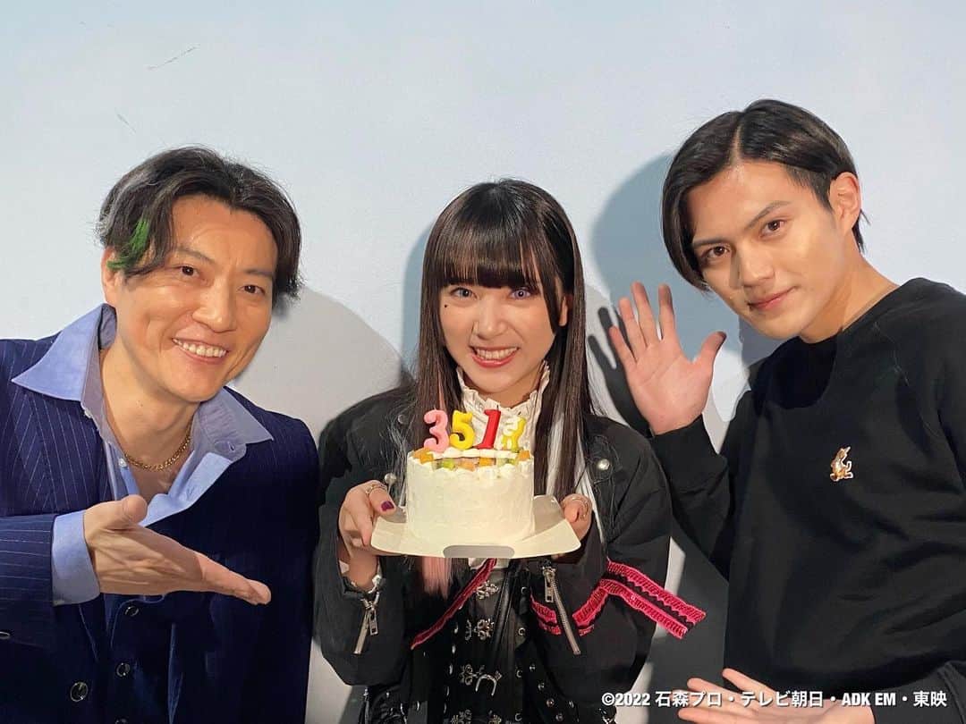並木彩華のインスタグラム：「16歳になりました！  本日、現場でもお祝いして頂きました！ありがとうございます☺️351歳のろうそく🕯笑  こうして歳を重ねる間にたくさんの方の支えがあって。16歳を迎えられるのも当たり前なんかじゃなくて、むしろ奇跡なのではないかと思います。 いつも応援してくださる皆様には感謝の気持ちでいっぱいです。本当にありがとうございます！  15歳は今までで1番幸せな歳でした。来年は「16歳が1番幸せな歳だった」と笑って言えるように頑張ります！  16歳の並木彩華もよろしくお願いします！   #仮面ライダーギーツ #ベロバ #並木彩華」