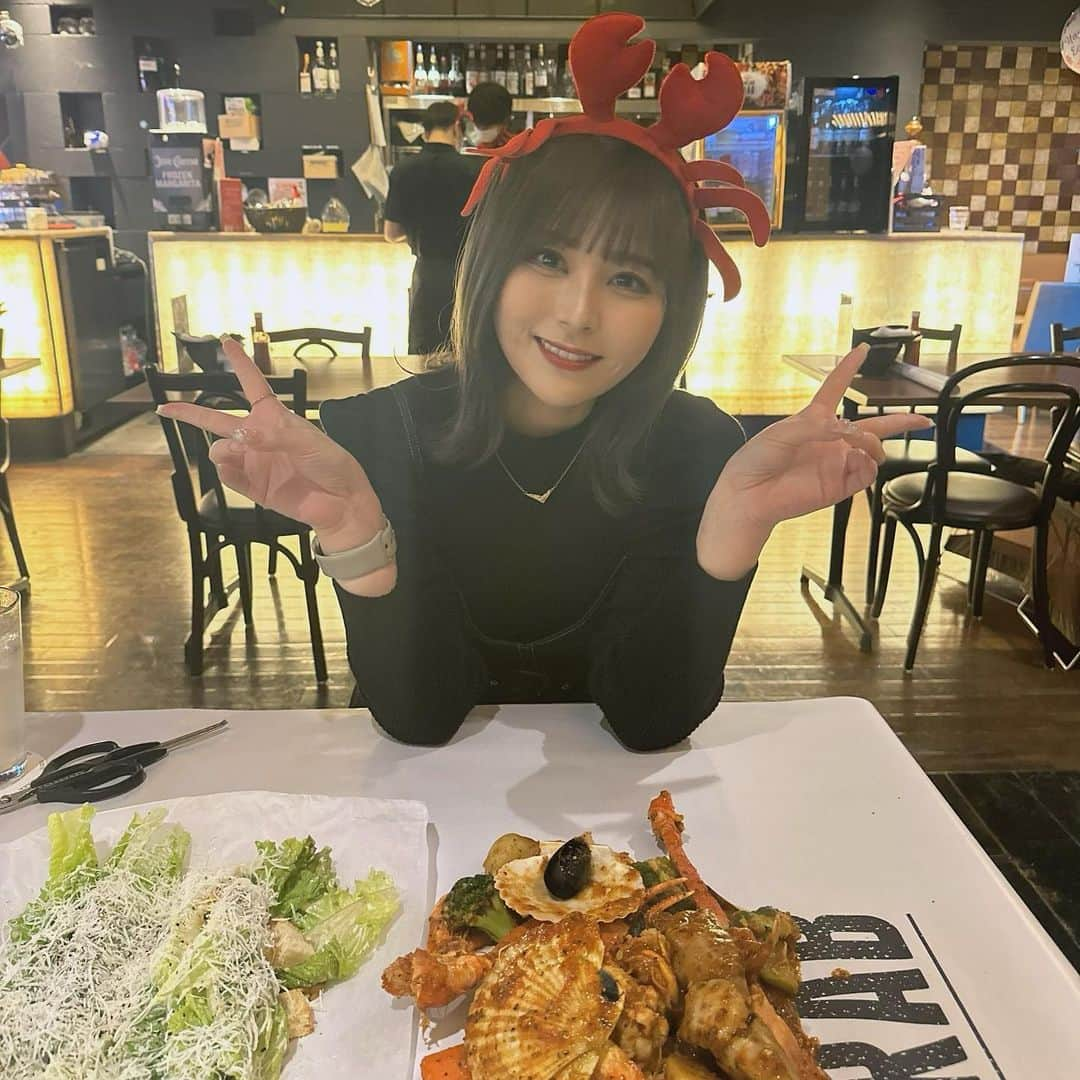 佐藤栞のインスタグラム：「久しぶりの外食…🦀 手掴みでご飯とか楽しすぎたなぁああ お姉さんたちのダンスもかわちでした💕 . #ダンシングクラブ」