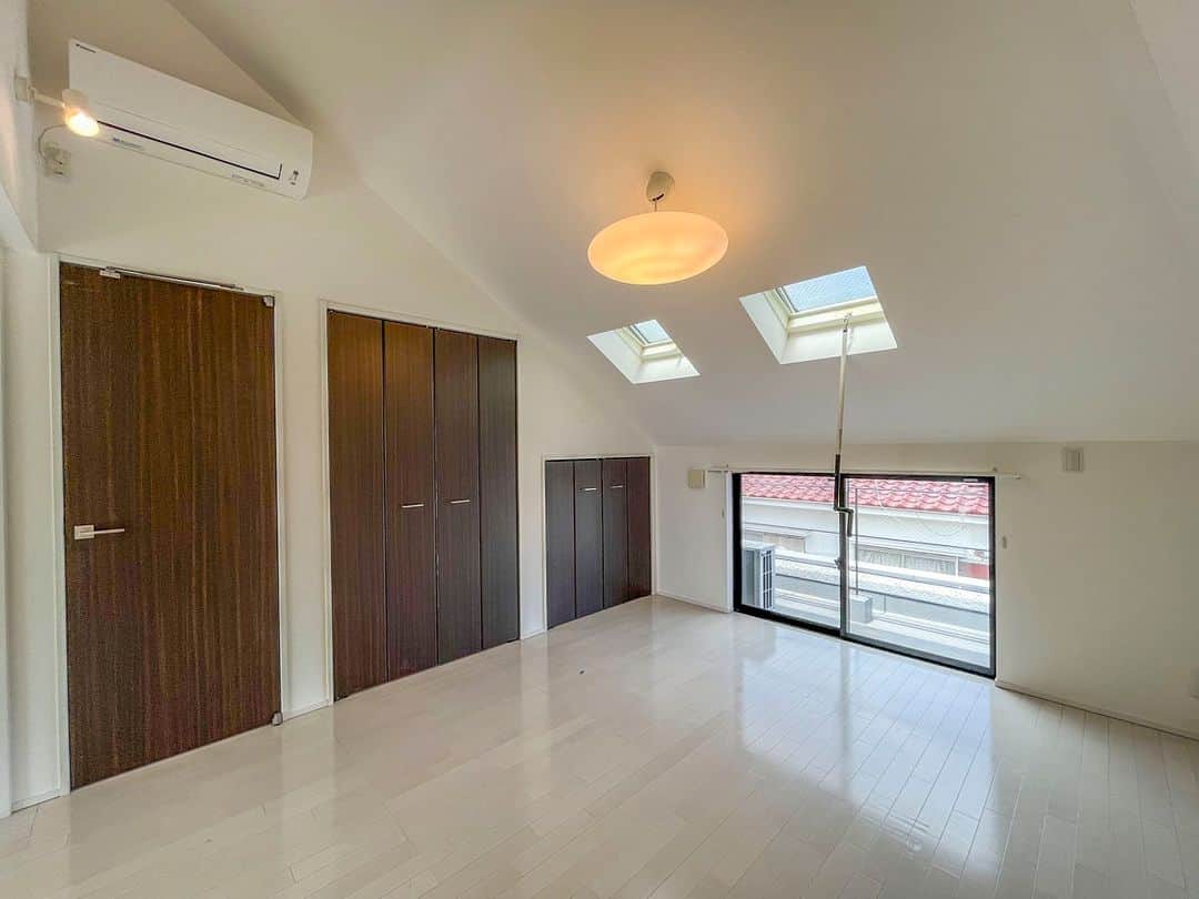 せたがやクラソンさんのインスタグラム写真 - (せたがやクラソンInstagram)「『屋根の形の1DK 302』 　 ・東急田園都市線 駒沢大学駅 徒歩18分／34.92m²／1DK ________________________________________________  駒沢公園駅から徒歩18分。駒沢公園通りを南に進み、せたがやンソンでもインタビューさせていただいた「BOWERY KITCHEN（バワリーキッチン）」さんを少し入ったあたり。周辺は閑静な住宅街ですが、物件の窓からも少し見えるくらいの場所に駒沢バッティングスタジアムがあります。窓から外を見ているとカキン！っと遠めにナイスバッティングな音が聞こえてきました。駅からは少し距離がありますが、歩いて5分程度でスーパーやコンビニがあります。もちろんのこと駒沢公園も近いのでランナーの方もぜひ。  お部屋は木造アパートの3階。1階は大家さんのお宅。オートロックの扉を抜けると、上階に続く階段と駐輪スペース。自転車をオートロックの中に入れて置けるのは安心ですね。３階まで登っていくのですが、高所恐怖症気味な私はこのスッキリとした手すりの階段に、ちょっとビクビクしながら登ってきました…。（お酒好きな方は注意かも…）  3階部分にお部屋は2つ。お隣の部屋に接する部分が水まわりになっており、生活音などが聞こえづらい間取り。（若干足音や生活音は聞こえました） 玄関を入ると、正面が水まわりスペース。トイレやお風呂がまとまっています。お風呂には窓もあり、浴室乾燥も設置されていました。  室内は最上階ということで天井が屋根に沿っているかたち。中央は天井が高くて、開放感があります。キッチン側と洋室側にそれぞれベランダがあり、南と北の二面採光になっています。北側のお部屋には天窓もあり、どちらも日中は電気をつけなくても過ごせる明るさでした。  🚩詳細はwebサイトでご確認ください。 物件の良し悪しはもちろん、周辺情報を詳しく記事にまとめています。 プロフィールのリンクからどうぞ  @setagayakurasson  ________________________________________________ 　 【せたがやクラソンウェブサイトプチリニューアル！】 物件検索がしやすくなり、 さらに売買物件のお取り扱いをはじめました。 お部屋探しにご活用ください🔍 　 ________________________________________________  #せたがやクラソン #せたがやンソン #世田谷区 #ひとり暮らし #ふたり暮らし #賃貸暮らし #中古マンション #マンション暮らし #賃貸リノベーション #部分リノベ #中古マンション購入 #売買物件 #物件探し #インテリア好き #内装 #間取り #リノベーション #キッチンインテリア #田園都市線 #1dk #駒沢大学駅 #天井の高い部屋  #フローリング #駒沢公園 #バッティングセンター」4月18日 22時00分 - setagayakurasson