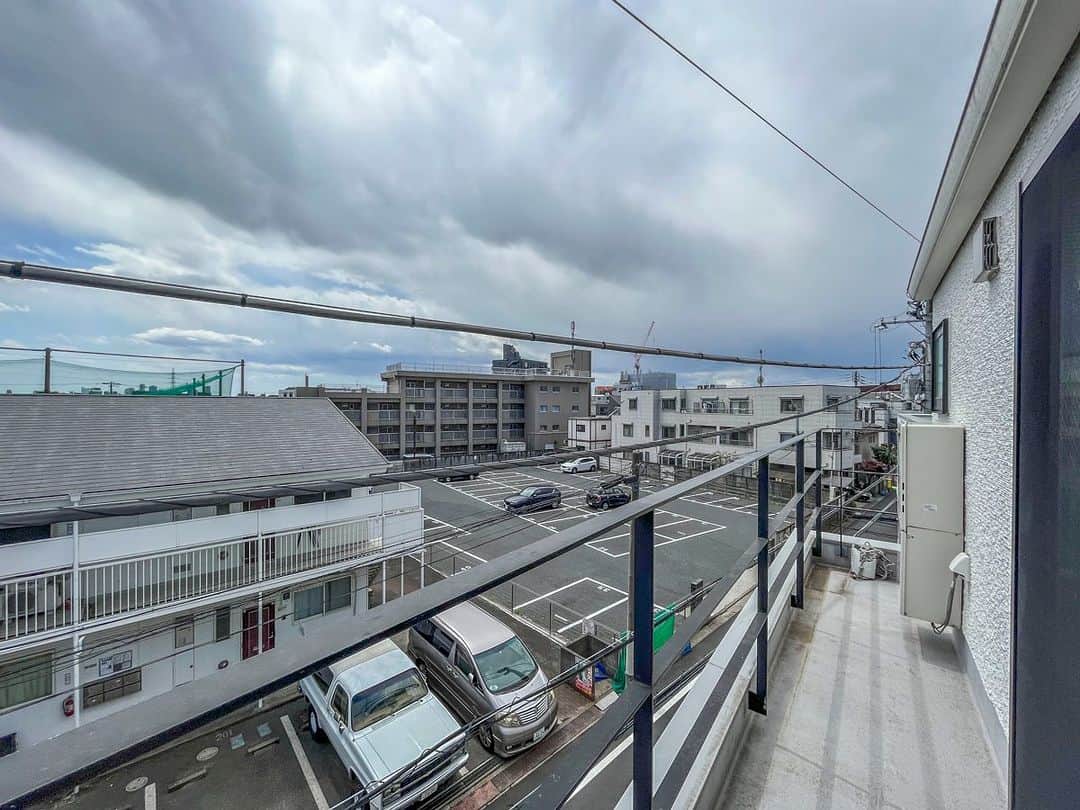 せたがやクラソンさんのインスタグラム写真 - (せたがやクラソンInstagram)「『屋根の形の1DK 302』 　 ・東急田園都市線 駒沢大学駅 徒歩18分／34.92m²／1DK ________________________________________________  駒沢公園駅から徒歩18分。駒沢公園通りを南に進み、せたがやンソンでもインタビューさせていただいた「BOWERY KITCHEN（バワリーキッチン）」さんを少し入ったあたり。周辺は閑静な住宅街ですが、物件の窓からも少し見えるくらいの場所に駒沢バッティングスタジアムがあります。窓から外を見ているとカキン！っと遠めにナイスバッティングな音が聞こえてきました。駅からは少し距離がありますが、歩いて5分程度でスーパーやコンビニがあります。もちろんのこと駒沢公園も近いのでランナーの方もぜひ。  お部屋は木造アパートの3階。1階は大家さんのお宅。オートロックの扉を抜けると、上階に続く階段と駐輪スペース。自転車をオートロックの中に入れて置けるのは安心ですね。３階まで登っていくのですが、高所恐怖症気味な私はこのスッキリとした手すりの階段に、ちょっとビクビクしながら登ってきました…。（お酒好きな方は注意かも…）  3階部分にお部屋は2つ。お隣の部屋に接する部分が水まわりになっており、生活音などが聞こえづらい間取り。（若干足音や生活音は聞こえました） 玄関を入ると、正面が水まわりスペース。トイレやお風呂がまとまっています。お風呂には窓もあり、浴室乾燥も設置されていました。  室内は最上階ということで天井が屋根に沿っているかたち。中央は天井が高くて、開放感があります。キッチン側と洋室側にそれぞれベランダがあり、南と北の二面採光になっています。北側のお部屋には天窓もあり、どちらも日中は電気をつけなくても過ごせる明るさでした。  🚩詳細はwebサイトでご確認ください。 物件の良し悪しはもちろん、周辺情報を詳しく記事にまとめています。 プロフィールのリンクからどうぞ  @setagayakurasson  ________________________________________________ 　 【せたがやクラソンウェブサイトプチリニューアル！】 物件検索がしやすくなり、 さらに売買物件のお取り扱いをはじめました。 お部屋探しにご活用ください🔍 　 ________________________________________________  #せたがやクラソン #せたがやンソン #世田谷区 #ひとり暮らし #ふたり暮らし #賃貸暮らし #中古マンション #マンション暮らし #賃貸リノベーション #部分リノベ #中古マンション購入 #売買物件 #物件探し #インテリア好き #内装 #間取り #リノベーション #キッチンインテリア #田園都市線 #1dk #駒沢大学駅 #天井の高い部屋  #フローリング #駒沢公園 #バッティングセンター」4月18日 22時00分 - setagayakurasson