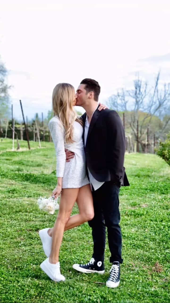ダニエル・クヌッドソンのインスタグラム：「Happy 2nd wedding anniversary @alextmarshall  April 17🥂🍾 was the day we first met and then the day we got married 🥹 LOVE YOU and LOVE US 👨‍👩‍👦🐾🐾 #anniversary #couples」