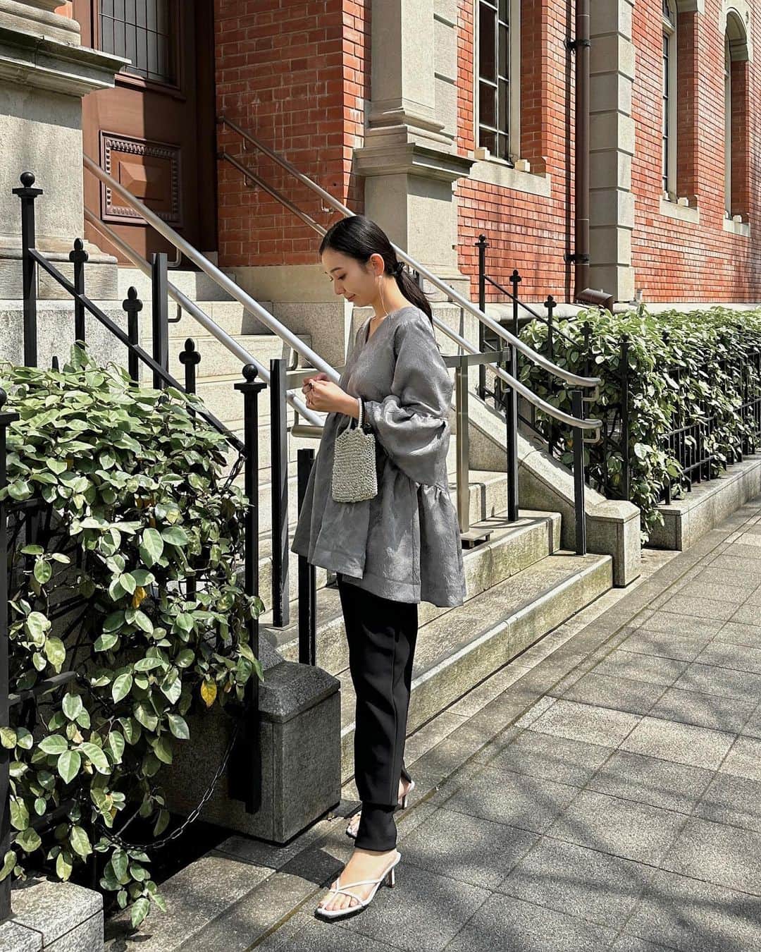 鈴木詩織のインスタグラム：「🐘🤍👟  新色グレーも絶妙なニュアンスカラーで可愛いのです♡ ボトムスはベーシックカラーでも、ブルー系のカラーパンツでも合います🙆🏻‍♀️  ⁡ @meri.onlinestore コラボチュニック第二弾👗 4/25(火)20:00〜発売開始です🛒  ⁡ ⁡ ⁡ ⁡  #shiorin_styling#meri#ミーリー#チュニック#チュニックコーデ#チュニックブラウス#ミリコのミリ活」