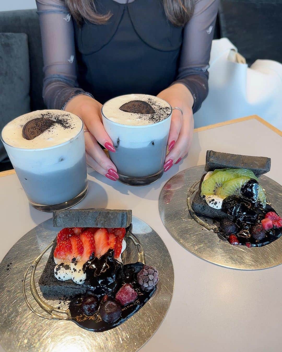 廣川奈々聖さんのインスタグラム写真 - (廣川奈々聖Instagram)「新宿のカフェだよ～！֊ ̫ ֊ 🌙可愛、、、 ⁡ ⁡ 真っ黒だけど、これフルーツサンドなの！ さっぱり食べられて美味しかった～ ♡ ⁡ ⁡ お洋服もカフェに合わせてモノトーンにしたよ！ いつもなるべく合わせるようにしてる～ 🐈‍⬛🩶💭 ⁡ ⁡ ⁡ ⁡ #新宿カフェ #bookandbedtokyo #bookandbed #新宿ランチ #モノトーンカフェ #ななせのフルーツサンド記録 #友達がハイセンスなチョコくれた #かわいい (՞•̥ ̫•՞)♡ #lechocolatv」4月18日 22時04分 - nanaseven7_u_u
