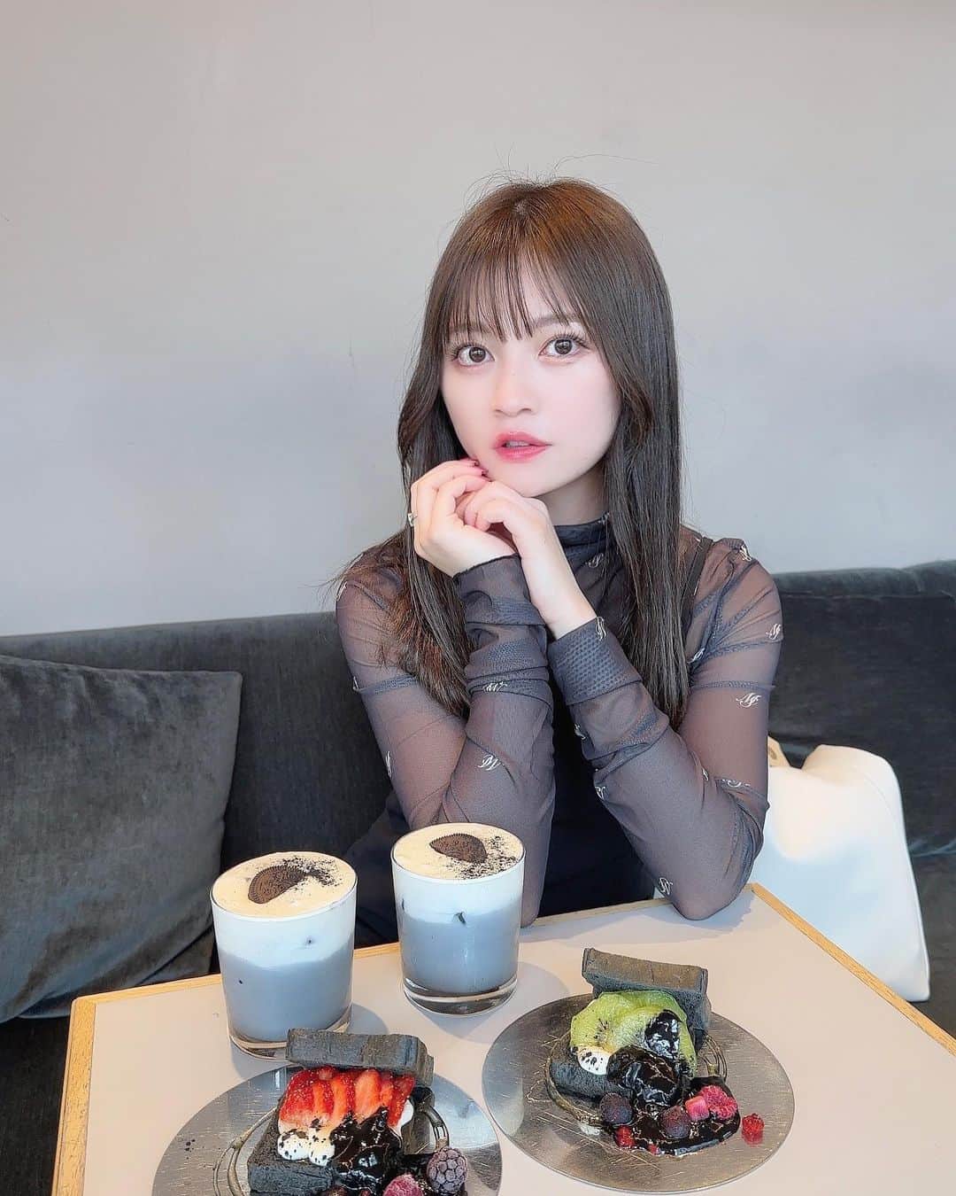 廣川奈々聖のインスタグラム：「新宿のカフェだよ～！֊ ̫ ֊ 🌙可愛、、、 ⁡ ⁡ 真っ黒だけど、これフルーツサンドなの！ さっぱり食べられて美味しかった～ ♡ ⁡ ⁡ お洋服もカフェに合わせてモノトーンにしたよ！ いつもなるべく合わせるようにしてる～ 🐈‍⬛🩶💭 ⁡ ⁡ ⁡ ⁡ #新宿カフェ #bookandbedtokyo #bookandbed #新宿ランチ #モノトーンカフェ #ななせのフルーツサンド記録 #友達がハイセンスなチョコくれた #かわいい (՞•̥ ̫•՞)♡ #lechocolatv」