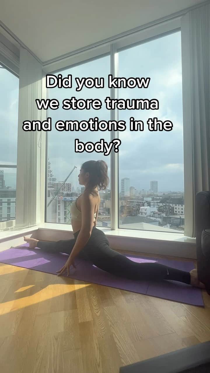 スティナ・サンダースのインスタグラム：「Who else knew hip openers can make you cry? 👀 Practising yoga regularly can be just as effective as talking therapy. In fact practising yoga once a week was found to improve stress and trauma symptoms by 54%.」