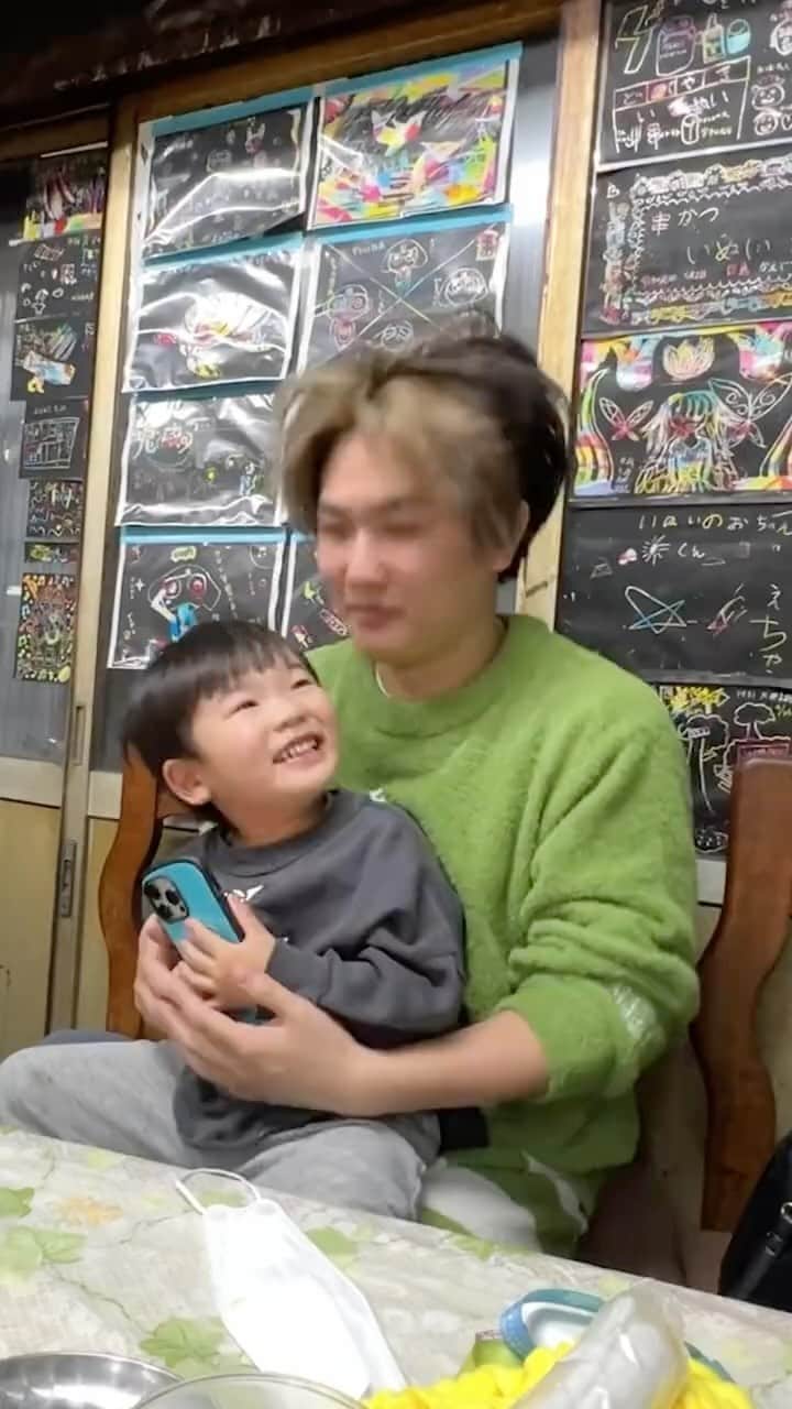のインスタグラム：「ご飯食べてたら遊びに来てくれた男の子に！！笑  #すずしょうと#すずしょうととは#家族 #brother#family #兄弟」