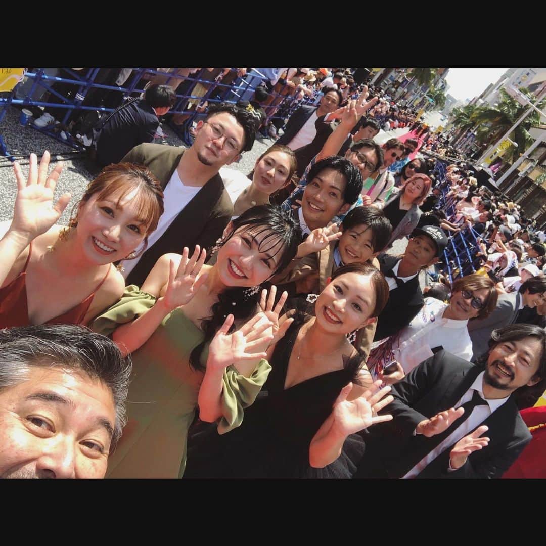 崎山一葉さんのインスタグラム写真 - (崎山一葉Instagram)「* 2023.04.16  #沖縄国際映画祭 映画 『島に還る』  上映後にレッドカーペットを 歩かせていただきました✨  暑い中、迎え入れてくださった 観客の皆様ありがとうございました🙇‍♀️  このチームに出会えて 大切な時間を過ごす事ができました。  また、主催並びに生中継でも ナイスアシストいただきました よしもとエンタテインメントの皆様、ありがとうございました！  👗 @chiyodabridal   @hirata_tourism_ishigaki  @motobu_farm  @yoshimoto_okinawa」4月18日 22時06分 - kazuha_sakiyama
