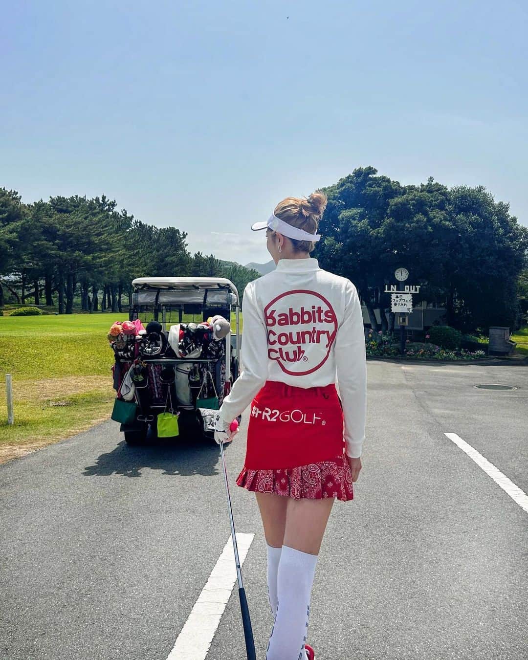 美舞のインスタグラム：「. . 最近のゴルフコーデ⛳️🐇 4枚目の写真は人生初めてper4.1onしたよ😉✌️ イーグルパットは外してバーディーでした。 お天気悪かったり、花粉黄砂にやられながらも 可愛いウェアで楽しくゴルフしてます🏌️‍♀️ . #ゴルフ　#ゴルフ女子　#ゴルフスイング　#ゴルフコーデ #fr2golf #ゴルフウェア　#golfswing」