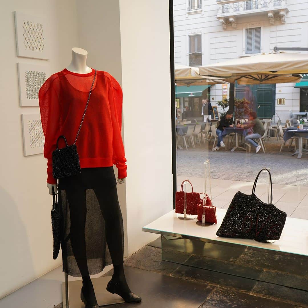 のインスタグラム：「To celebrate the launch of this masterpiece’s exhibition at ANTEPRIMA Milan Flagship store, the brand held a cocktail party on 17 th April 2023 as a grand kick off. Being long waited among the community, #ANTEPRIMA house friends gathered on the party for art appreciation and reunion.  Visit the ANTEPRIMA MILAN FLAGSHIP now.  #ANTEPRIMA30 #ANTEPRIMA #アンテプリマ #NamiYokoyama #LOVE #Neon #ModernArt #ContemporaryArt #NeonPainting #OilPainting #ArtExhibition」