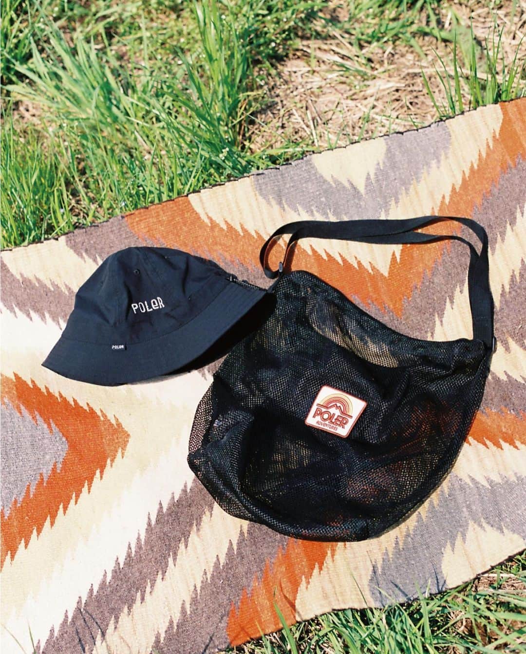 JOURNAL STANDARD relumeさんのインスタグラム写真 - (JOURNAL STANDARD relumeInstagram)「ONE DAY IN SPRING  POLeR for JOURNAL STANDARD relume 2023 Spring/Summer  ■発売日 4/20(木)  ■展開店舗 ジャーナル スタンダード レリューム 全国店舗・各種ECサイト  ・・・・・・・・・・  カラッと乾いた柔らかな日差しと、徐々に暖かくなっていく街の空気。 髪の合間を吹き抜ける風と、空気をはらんで膨らむTシャツ。 冬を乗り越えた動物たちのどこか嬉しげな鳴き声。 少なくなっていく荷物と、軽くなる足取り。  JOURNAL STANDARD relumeとPOLeRがお届けするのは、 春という素晴らしい季節をたっぷり楽しむためのカプセルコレクション。  ・・・・・  今回のコレクションのアイコンアイテムである、 トートバッグにもなるユーティリティチェアを広げれば、ここはもう彼らの楽園。  二人のとある日常を、こっそり覗いてみよう、、、  ・・・・・・・・・・  #POLeR #ポーラー #journalstandardrelume #ジャーナルスタンダードレリューム」4月18日 22時07分 - js_relume