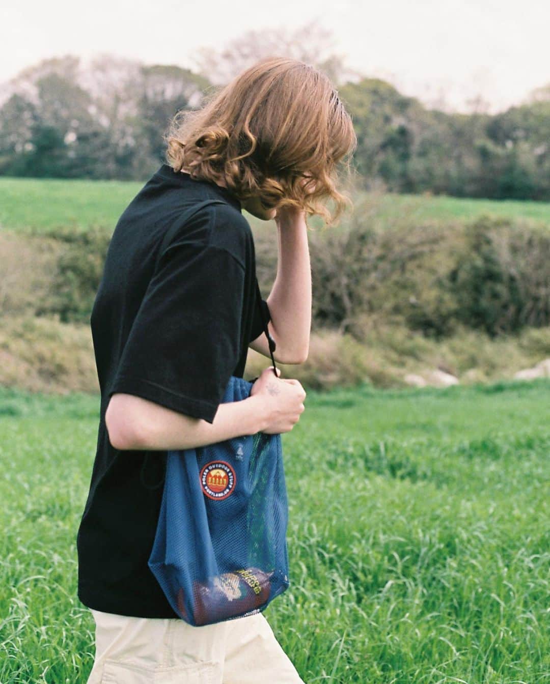 JOURNAL STANDARD relumeさんのインスタグラム写真 - (JOURNAL STANDARD relumeInstagram)「ONE DAY IN SPRING  POLeR for JOURNAL STANDARD relume 2023 Spring/Summer  ■発売日 4/20(木)  ■展開店舗 ジャーナル スタンダード レリューム 全国店舗・各種ECサイト  ・・・・・・・・・・  カラッと乾いた柔らかな日差しと、徐々に暖かくなっていく街の空気。 髪の合間を吹き抜ける風と、空気をはらんで膨らむTシャツ。 冬を乗り越えた動物たちのどこか嬉しげな鳴き声。 少なくなっていく荷物と、軽くなる足取り。  JOURNAL STANDARD relumeとPOLeRがお届けするのは、 春という素晴らしい季節をたっぷり楽しむためのカプセルコレクション。  ・・・・・  今回のコレクションのアイコンアイテムである、 トートバッグにもなるユーティリティチェアを広げれば、ここはもう彼らの楽園。  二人のとある日常を、こっそり覗いてみよう、、、  ・・・・・・・・・・  #POLeR #ポーラー #journalstandardrelume #ジャーナルスタンダードレリューム」4月18日 22時07分 - js_relume