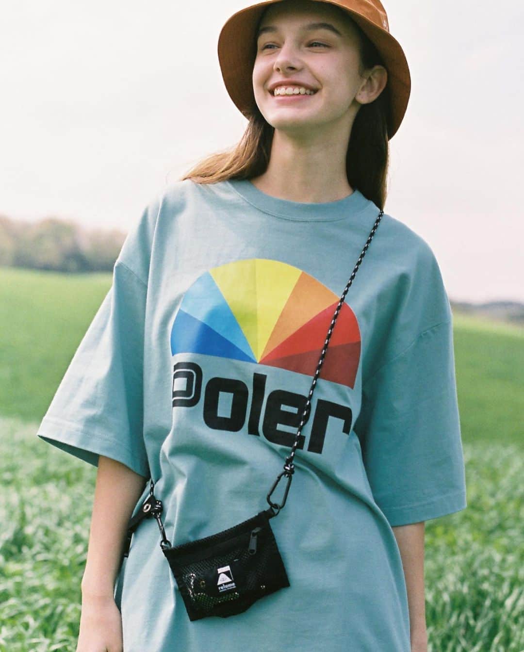JOURNAL STANDARD relumeさんのインスタグラム写真 - (JOURNAL STANDARD relumeInstagram)「ONE DAY IN SPRING  POLeR for JOURNAL STANDARD relume 2023 Spring/Summer  ■発売日 4/20(木)  ■展開店舗 ジャーナル スタンダード レリューム 全国店舗・各種ECサイト  ・・・・・・・・・・  カラッと乾いた柔らかな日差しと、徐々に暖かくなっていく街の空気。 髪の合間を吹き抜ける風と、空気をはらんで膨らむTシャツ。 冬を乗り越えた動物たちのどこか嬉しげな鳴き声。 少なくなっていく荷物と、軽くなる足取り。  JOURNAL STANDARD relumeとPOLeRがお届けするのは、 春という素晴らしい季節をたっぷり楽しむためのカプセルコレクション。  ・・・・・  今回のコレクションのアイコンアイテムである、 トートバッグにもなるユーティリティチェアを広げれば、ここはもう彼らの楽園。  二人のとある日常を、こっそり覗いてみよう、、、  ・・・・・・・・・・  #POLeR #ポーラー #journalstandardrelume #ジャーナルスタンダードレリューム」4月18日 22時07分 - js_relume