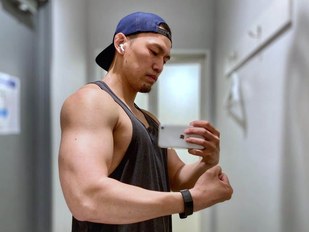 小柳心のインスタグラム：「当分先まで現場もなくて、自分はなんでこんな重たいもの持ち上げてるんだろうと思う朝。 才能をいかせなかったのも自分。 チャンスをつかめなかったのも自分。 何年も蔑ろにされていたのも自分。 ただひとつ、昨日の自分より今日の自分の方がより重たいものを持ち上げてる。 やりたくもないこのトレーニングが、自分を生かしてくれてる。 全て寝不足のせいよ。  #小柳心 #コヤナギシン #俳優 #脚本家 #workout #bodymake #training」