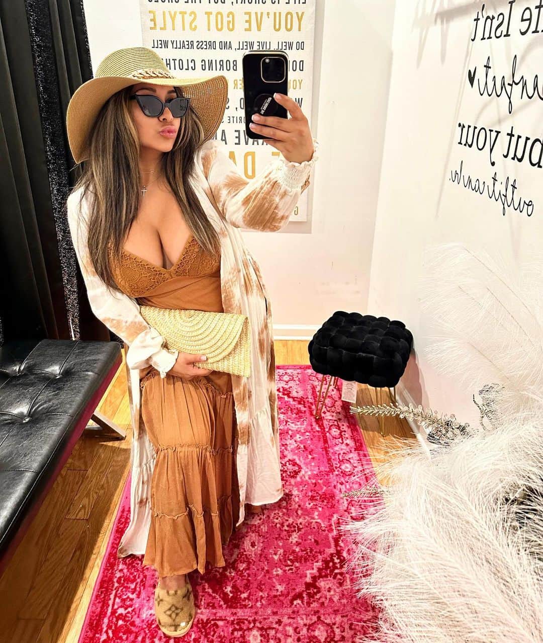 ニコール・ ポリッツィのインスタグラム：「Obsessed with my new arrivals 😍🛍 Come on downnnnn, you’re gonna like what you see 💋 @thesnookishop」