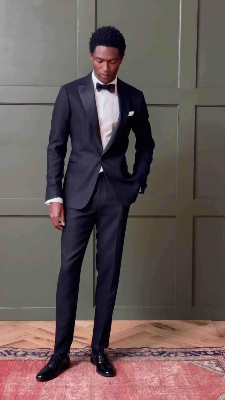 トッドスナイダーのインスタグラム：「You’ve got parties. We’ve got tuxes.  Our formal dinner jackets and trousers were designed to be worn together or apart. Made in Italy at the legendary Tollegno Mill, we offer both peak lapel and shawl-collared styles in midnight blue, black and ivory. We also have all the finishing touches.  Tap the link-in-bio to shop now.」
