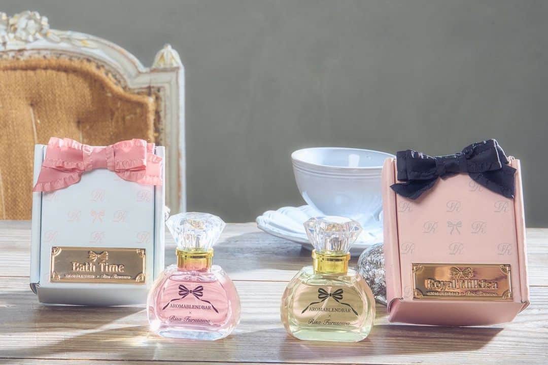 古澤里紗さんのインスタグラム写真 - (古澤里紗Instagram)「香水プロデュースしました🫖🛁🤍''  . . .  香りはもちろん 形、色、パケも全てこだわって作りました(- -⸝⸝)💞  ‪꒰ Royal Milktea‪ ꒱‬ 甘くて女の子らしい香り🫖🎀''  今回の香水作りで最初にできた香水になります＾＾ 甘いけど甘すぎなくて ブラックティーの茶葉を感じられて、濃厚なフレンチバニラとのハーモニーをお楽しみください👸🏼✨  ‪꒰ Bath Time ‪ ꒱‬ ベビーパウダーのような香り👶🏻🛁''  お風呂上がりのような包み込まれるような香りを表現したパウダリーなブレンド 優しい甘さのベビーバウダーからスタートし、 次第に透明感たっぷりなマグノリアの香りに移ります💐  .  ハイライトにも香水について 載せてるので見てみてね🤭💞  #ふーりーフレグランス」4月18日 22時14分 - fuuuuu_ri