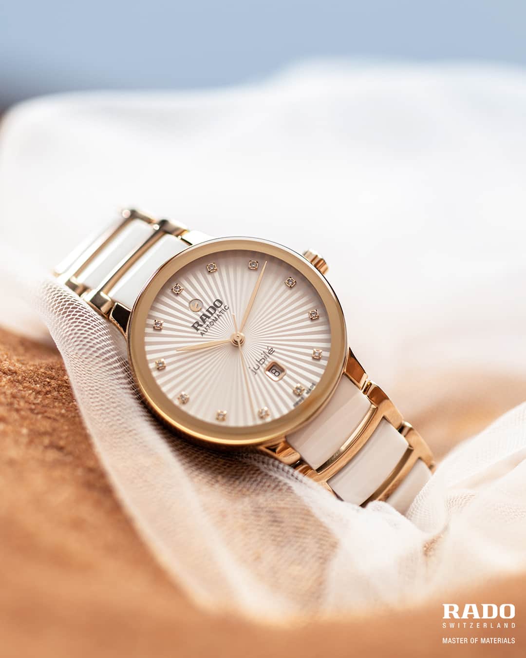 ラドーのインスタグラム：「A reminder of the warm, shining rays of the desert sun.  The wider dial opening gives a clear view of the sunray surface and precious stones. Housed inside, a high-quality Nivachron hairspring movement with a self-winder mass.  #Rado #RadoCentrix #DiamondWatch #Feelit」