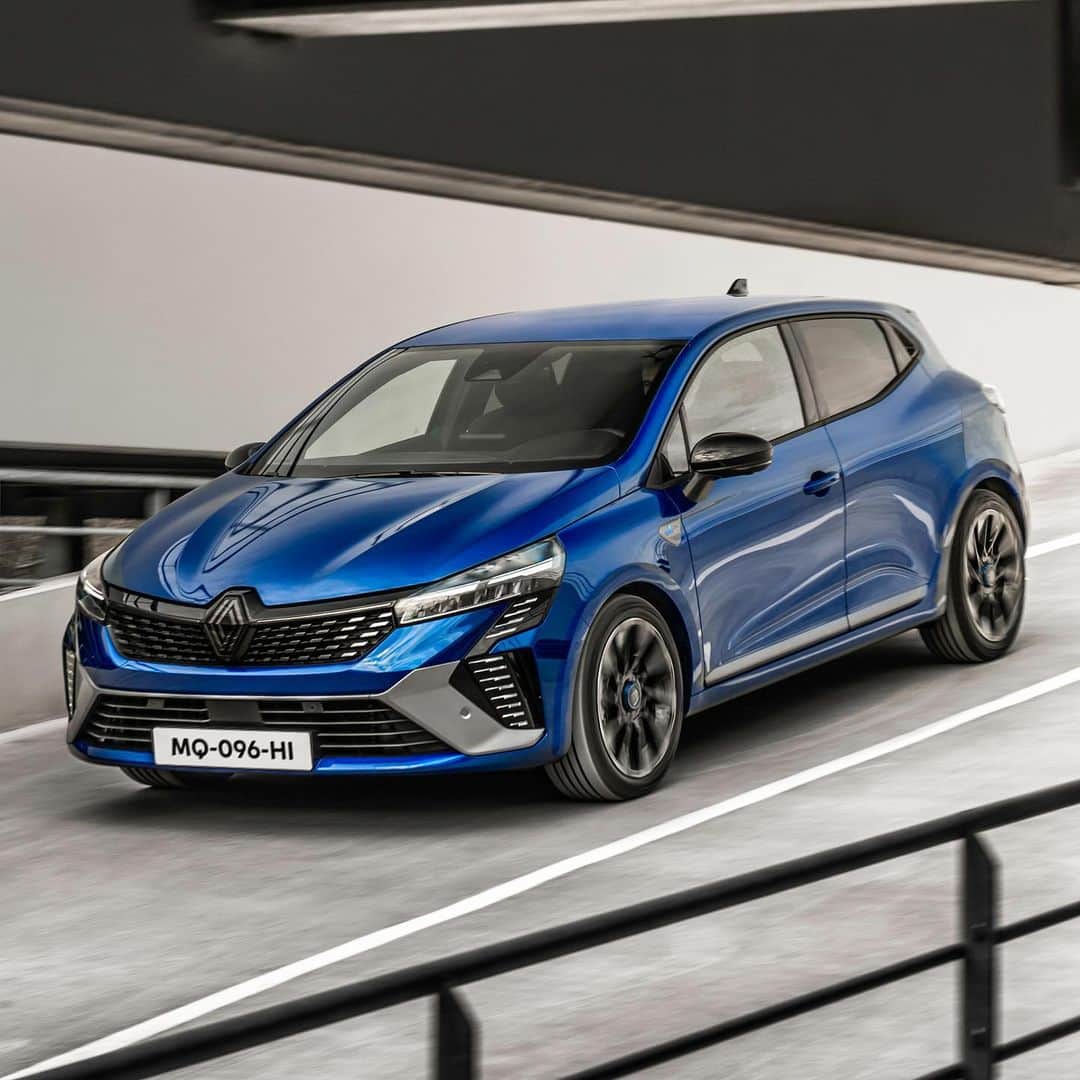 ルノーのインスタグラム：「The #Renault #Clio has been an uninterrupted hit since its launch in 1990 – and 16 million of them have been sold worldwide so far! And it has now reinvented itself, becoming a perfect illustration of the Renault brand’s ”Nouvelle Vague” brimming with its latest breakthroughs.  It is also a precursor in terms of sustainability with use of bio-sourced materials and recycled textile, and no leather at all.」