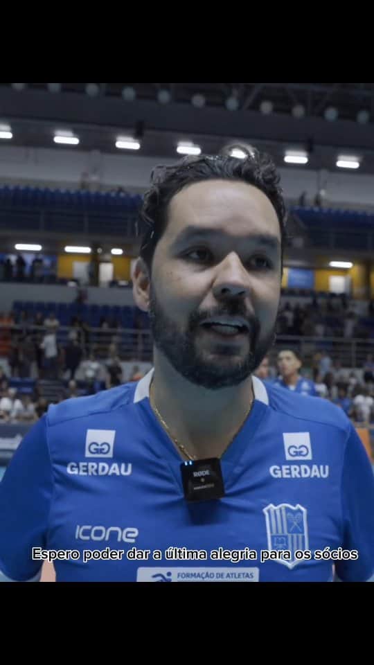 ウィリアム・アルジョナのインスタグラム：「GRATIDÃO. 🙌🧙‍♂️💙  @mtcvolei • • • • • • Vitória e homenagem em noite de Superliga! 💙🥰  Nossos atletas William e Leandro Vissotto, do Itambé Minas, receberam uma mensagem especial da Diretoria minastenista, que foi representada pelo presidente Carlos Henrique Martins Teixeira e pelo diretor do vôlei masculino Elói Lacerda.  Parabéns, Mago! Parabéns, Gigante! Estamos sempre com vocês 👏🏻💙  #VaiMinas #ItambéMinas #ParedãoAzul #Volleyball #MinasTênisClube」