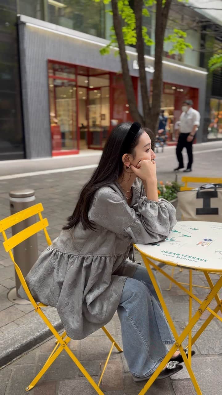 鈴木詩織のインスタグラム：「ドリンクまだかな〜のひとコマ🥤 テラスが気持ち良い気候になってきましたね☀️  チュニックのグレーver.をリールにもしてみました🐘✨  ⁡ @meri.onlinestore コラボチュニック第二弾🤍 4/25(火)20:00 on sale🛒  ⁡ ⁡ ⁡ ⁡  #shiorin_styling#meri#ミーリー#チュニック#チュニックコーデ#チュニックブラウス#ミリコのミリ活」