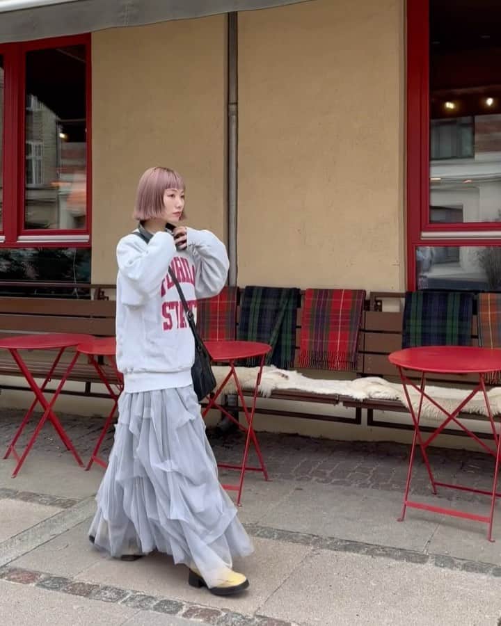 相羽瑠奈のインスタグラム：「🐰♥️🎶🌼  スカートのボリュームが可愛すぎて🌪️ 古着のカレッジスウェットと合わせてカジュアルに！🍎  この日、コペンハーゲン寒すぎてスウェットの下に ウルトラライトダウン仕込んでるので着膨れしてる..🐖  sweat / bag #used shoes @miista skirt @labelleetude_official #pr #ラベルエチュード #labelleetude」