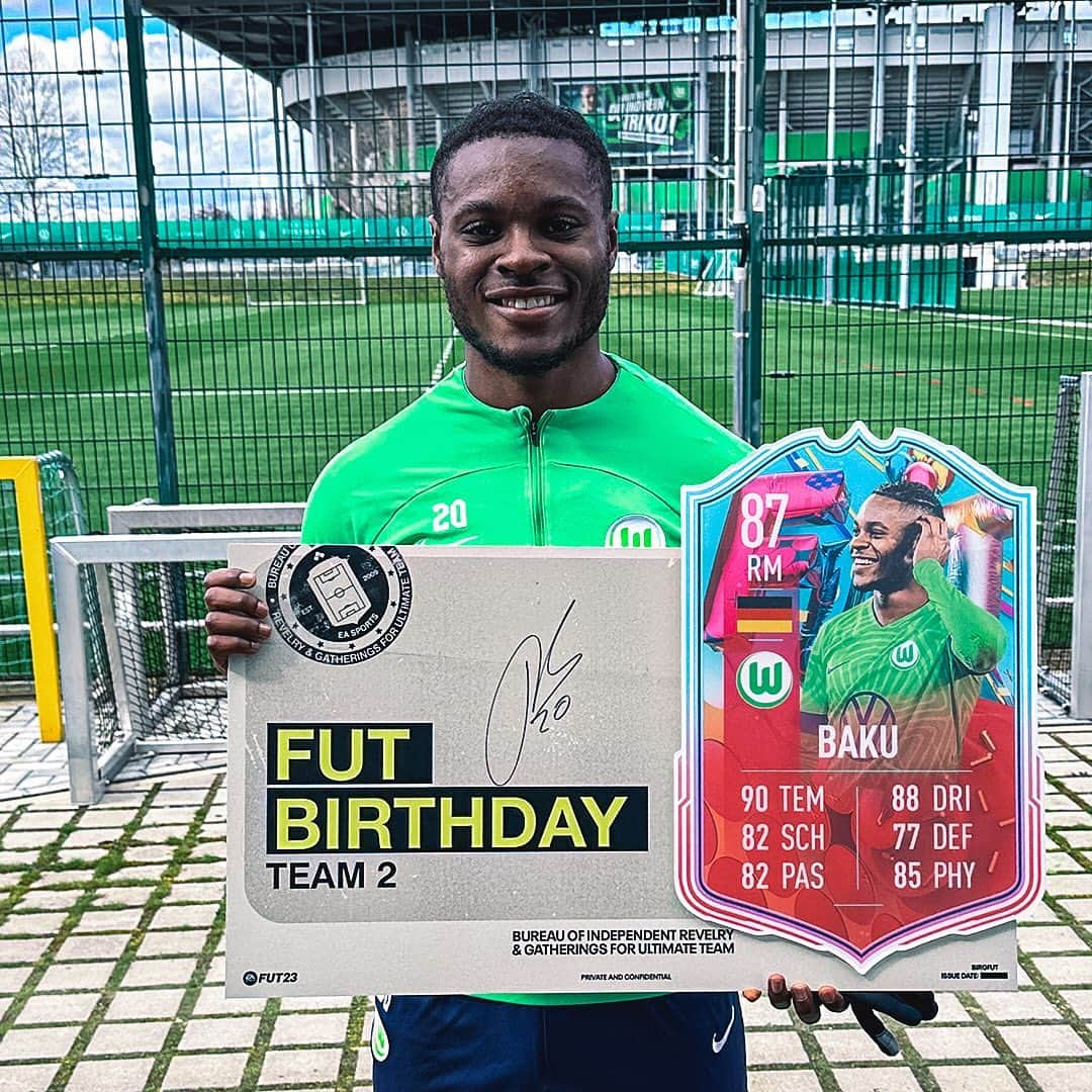 VfLヴォルフスブルクさんのインスタグラム写真 - (VfLヴォルフスブルクInstagram)「FUT Birthday @ridlebaku 🥳  Eine Karte - Vier Positionen – Diese SBC in #FIFA23 MUSS man einfach abgeschlossen haben 🫡💚  #vflwolfsburg #vflesport #fifa #fut #fut23 #immer_hungrig #arbeit #fussball #leidenschaft #🐺」4月18日 22時29分 - vfl.wolfsburg