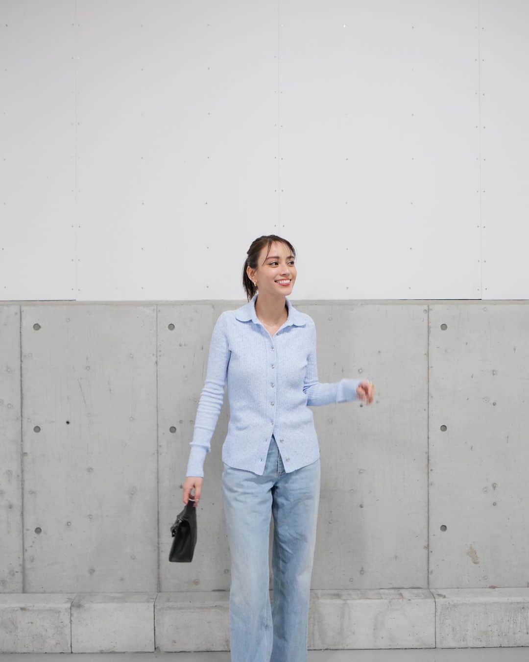 滝沢カレンのインスタグラム：「恥ずかしげもなく明るい服を着れてしまう春🌷  冬はあんなに黒やネイビーにおんぶにだっこだった割に興味一転です🌪️ でもまた黒やネイビーに私は恋しくなるんでしょう☺️  水色と薄い水色デニムで歩くラムネみたいになりましたが、春が味方ならなんのその...🦕  私は毎朝、まず天気予報を見て 温度を確認するのが大好きです😊  ぜひ、明日も晴れてほしいな☀️  おやすみなさい。」