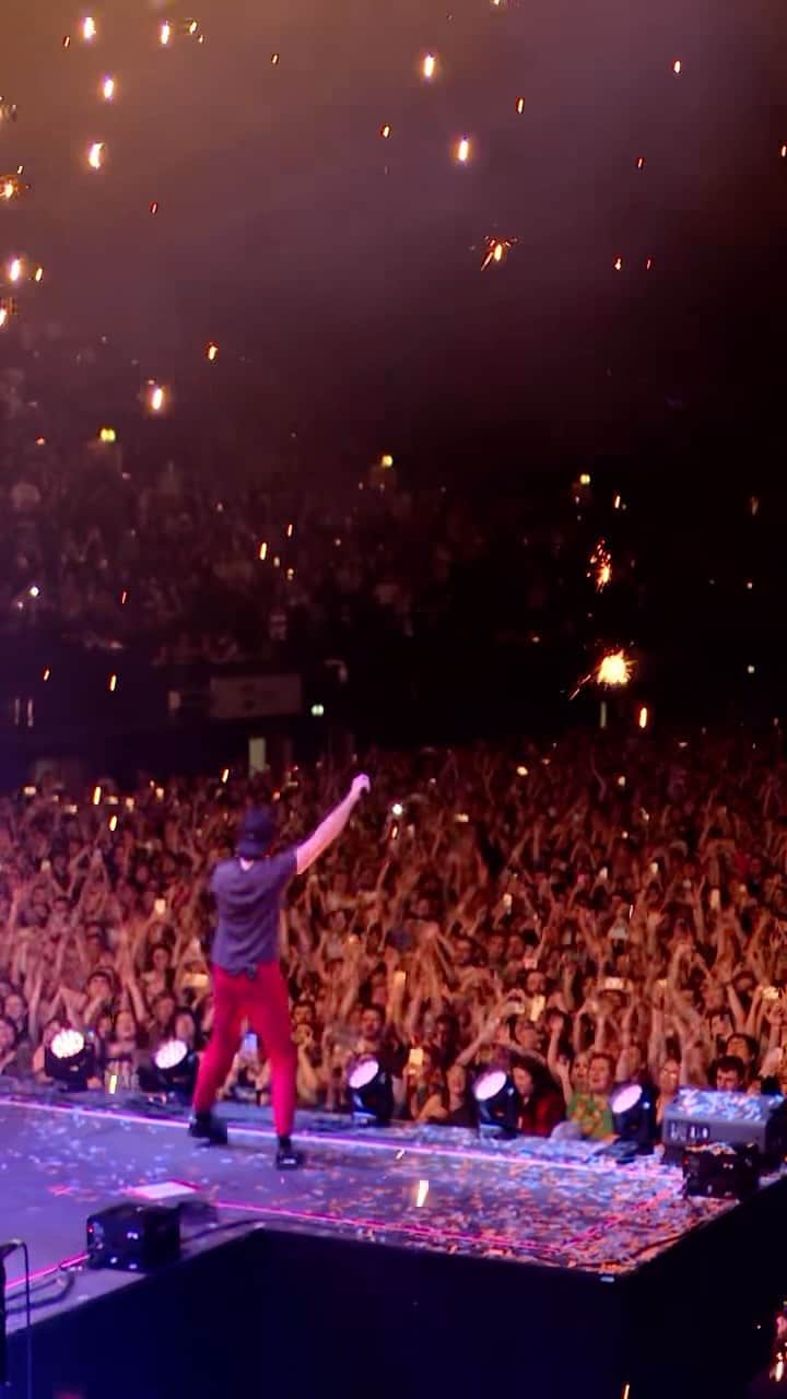 All Time Lowのインスタグラム：「Relive Sleepwalking LIVE from Tell Me I’m Alive On Tour in London… full performance in our story!」
