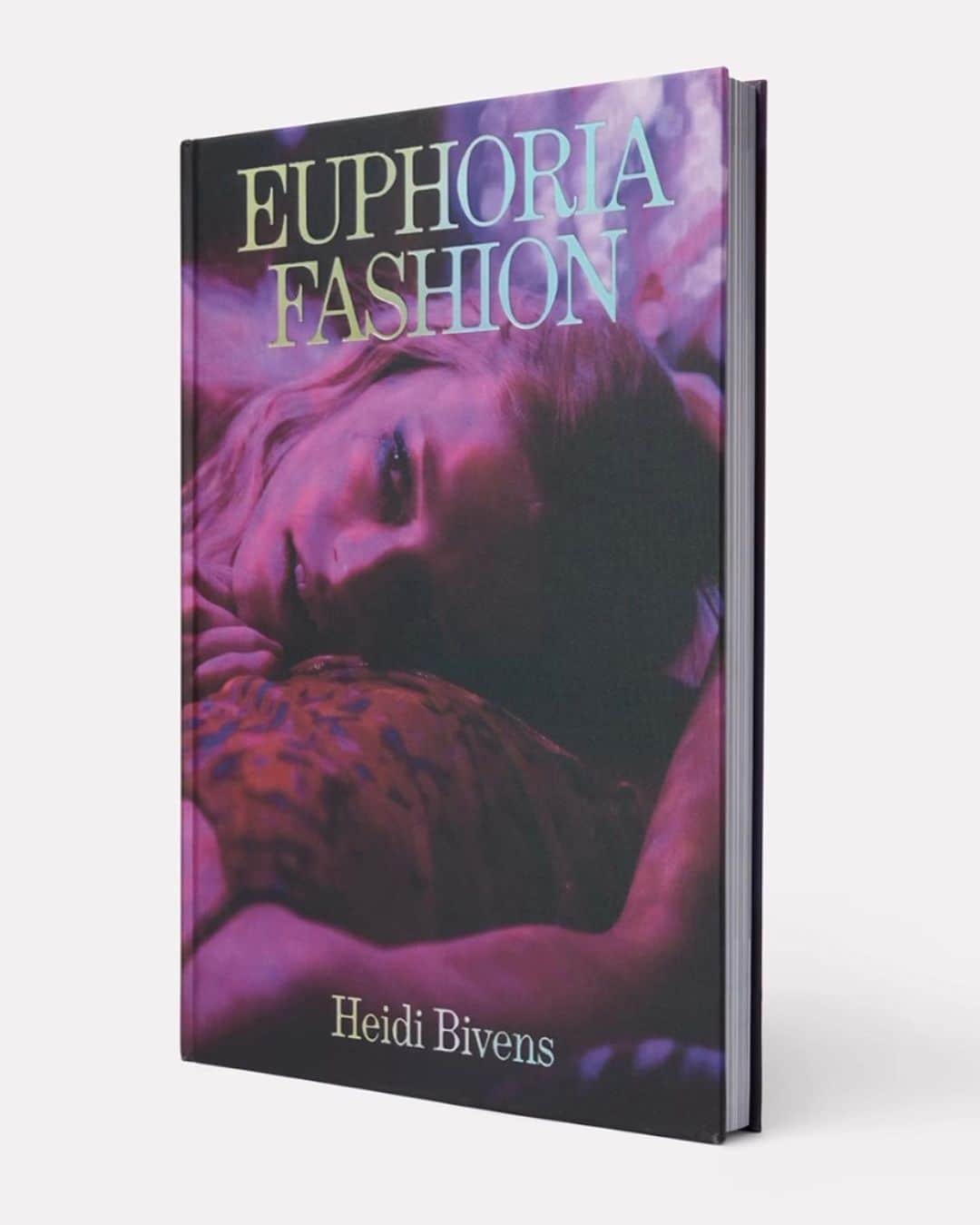 Blonde Saladさんのインスタグラム写真 - (Blonde SaladInstagram)「All Euphoria’s fashion fans and lovers this is a book you don’t want to miss! The hit serie’s costume designer @heidibivens just released “Euphoria Fashion” published by A24. Bivens personal encyclopedia of fabricated fantasy featuring 272 Pages of images and intimate conversations with cast members. 💟🩵✨  #Euphoria #EuphoriaFashion #HeidiBivens #Zendaya #SydneySweeney #TheBlondeSalad」4月18日 22時21分 - theblondesalad