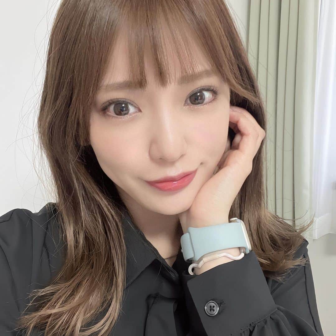 大島みづきさんのインスタグラム写真 - (大島みづきInstagram)「Apple Watchが1年経たずに壊れた😇 やっぱり熱に弱いなぁ🔥 急いで2代目miband注文したよ⌚️  目が悪いからないと時計見れなくて不便なのよ…🥺  #サ活 #サウナ #サ道 #サ旅 #サ飯 #温泉 #サウナー #サウナ女子  #サウナガール  #サウナイキタイ #sauna #saunner #saunagirl  #온천 #찜질방 #saunalife #🧖🏻‍♀️」4月18日 22時22分 - mizukiss56