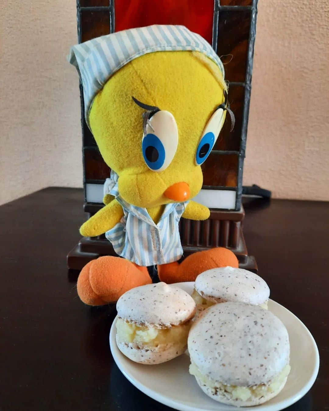 Little Yellow Birdさんのインスタグラム写真 - (Little Yellow BirdInstagram)「You guys are in for a treat, this weeks #honeygroveteapartytuesday: I made Macarons!! French Macarons! Fancy French lemon Macarons!!!  #littleyellowbird #tweety #tweetykweelapis #adventures #yellow #bird #tuesday #sweet #sweettreat #macarons #lemon #citroen #frenchpastry #pastry #koekjes #homemade #bakedgoods #stuffedanimalsofinstagram #plushiesofinstagram」4月18日 22時23分 - tweetykweelapis