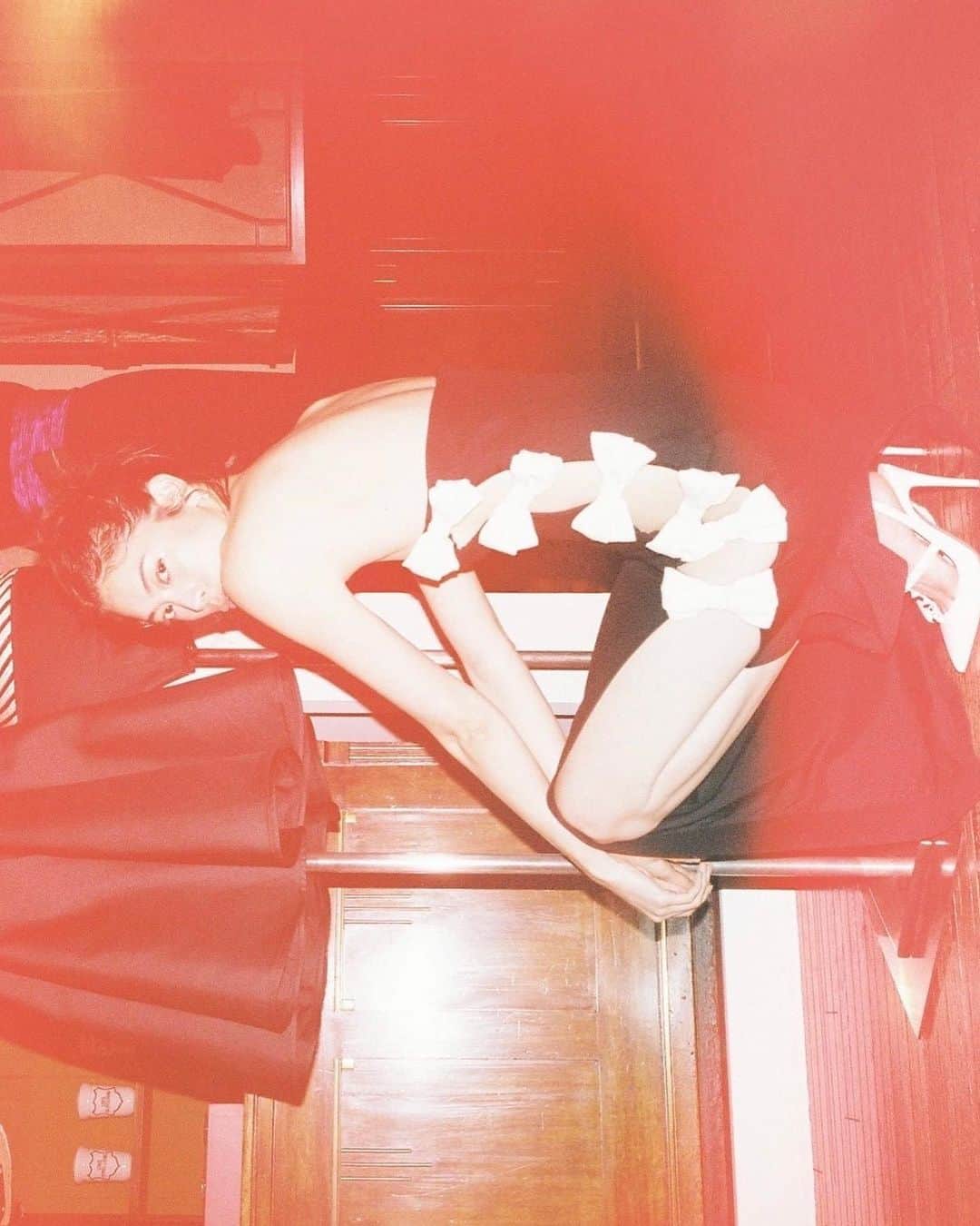 森星さんのインスタグラム写真 - (森星Instagram)「#ValentinoVintage project by @MaisonValentino  人から人へ渡り、時が紡ぐファッションの持続的な形。 美術館のような空間で、纏う芸術が彩られています。 @the_vintagedress」4月18日 22時26分 - hikari