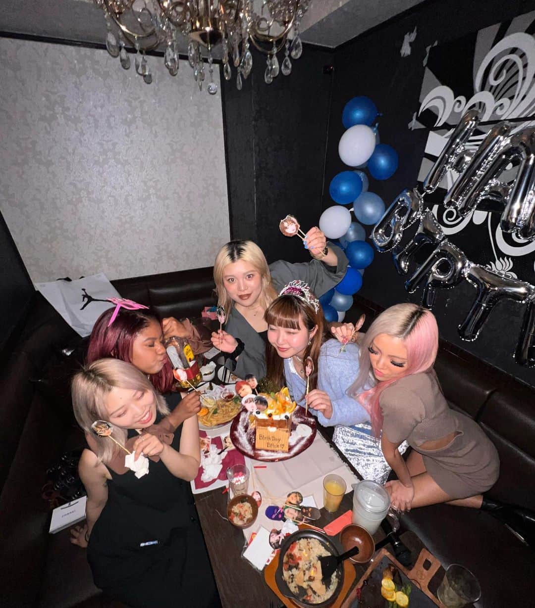 ちみれなのインスタグラム：「卒業しても定期的に会えてるの愛 この子たちに会うと強くなれるし一皮剥ける だから高校生の時ってなにも怖くなかったしなんにでもなれたんだろうな🫶🏾#だから今日は戻らない日々を思い出して笑おう」