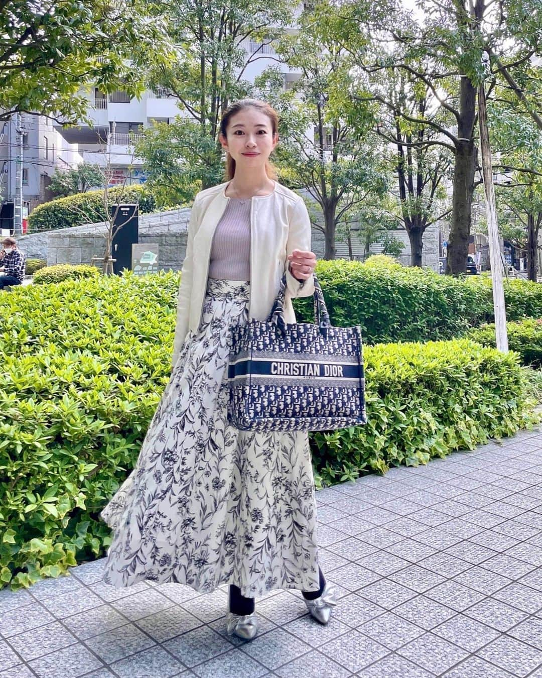 こままりえさんのインスタグラム写真 - (こままりえInstagram)「coordinate🤍  tops…#GRL skirt…#DRESSTERIOR  jacket…#TONAL shoes …#GU   先日のドレステリア @dressterior_official の 展示会でオーダーしたお洋服👗 届いたからさっそく撮影に着ていきました🥺🤍  ☑︎ ドロイーングフラワープリントタックスカート  ふんわりスカート🤍 やっぱり春は白を着たくなる〜🤍  #fashion #coordinate #ootd #outfit #code #mamacode #152cm #まりえコーデ #コーディネート #コーデ #ママコーデ #ママファッション #大人可愛い #30代ママ #二児ママ #ママライフ #グレイル #トーナル #ブックトート #diorbooktote #GU #DRESSTERIOR #ドレステリア #フラワープリント #タックスカート」4月18日 22時29分 - komamarie