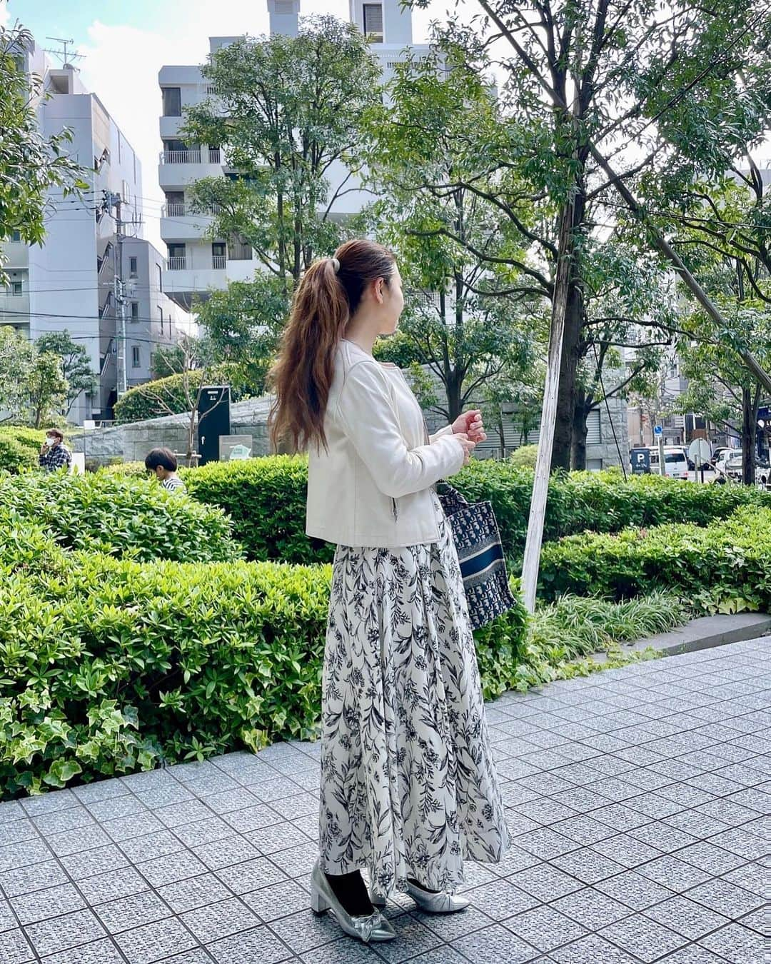 こままりえさんのインスタグラム写真 - (こままりえInstagram)「coordinate🤍  tops…#GRL skirt…#DRESSTERIOR  jacket…#TONAL shoes …#GU   先日のドレステリア @dressterior_official の 展示会でオーダーしたお洋服👗 届いたからさっそく撮影に着ていきました🥺🤍  ☑︎ ドロイーングフラワープリントタックスカート  ふんわりスカート🤍 やっぱり春は白を着たくなる〜🤍  #fashion #coordinate #ootd #outfit #code #mamacode #152cm #まりえコーデ #コーディネート #コーデ #ママコーデ #ママファッション #大人可愛い #30代ママ #二児ママ #ママライフ #グレイル #トーナル #ブックトート #diorbooktote #GU #DRESSTERIOR #ドレステリア #フラワープリント #タックスカート」4月18日 22時29分 - komamarie