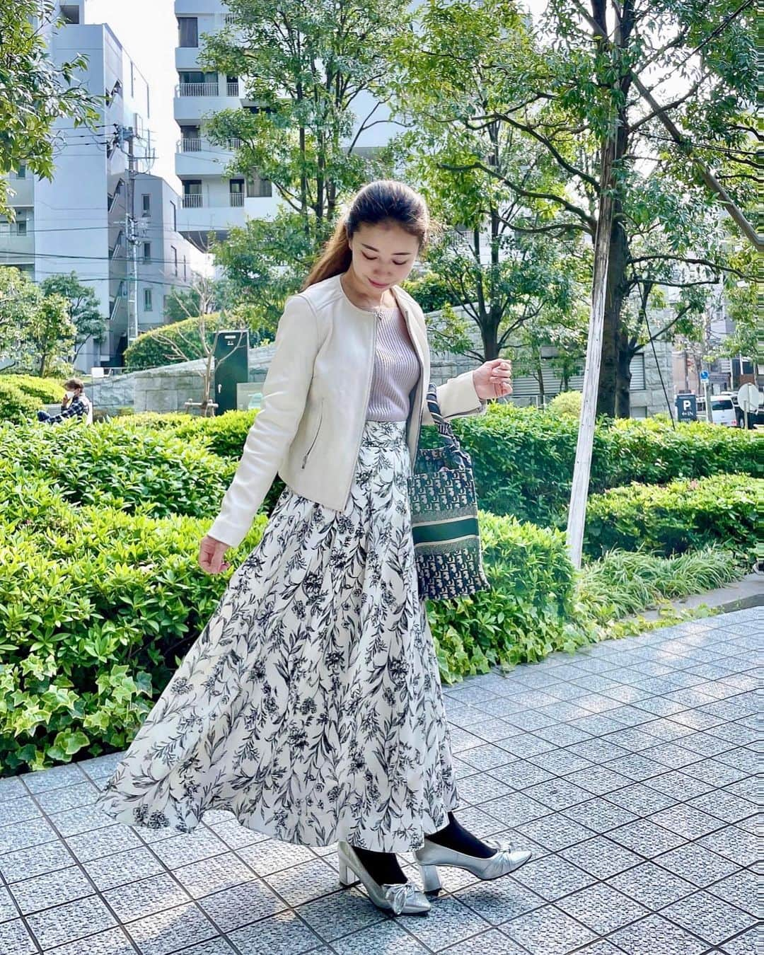 こままりえのインスタグラム：「coordinate🤍  tops…#GRL skirt…#DRESSTERIOR  jacket…#TONAL shoes …#GU   先日のドレステリア @dressterior_official の 展示会でオーダーしたお洋服👗 届いたからさっそく撮影に着ていきました🥺🤍  ☑︎ ドロイーングフラワープリントタックスカート  ふんわりスカート🤍 やっぱり春は白を着たくなる〜🤍  #fashion #coordinate #ootd #outfit #code #mamacode #152cm #まりえコーデ #コーディネート #コーデ #ママコーデ #ママファッション #大人可愛い #30代ママ #二児ママ #ママライフ #グレイル #トーナル #ブックトート #diorbooktote #GU #DRESSTERIOR #ドレステリア #フラワープリント #タックスカート」