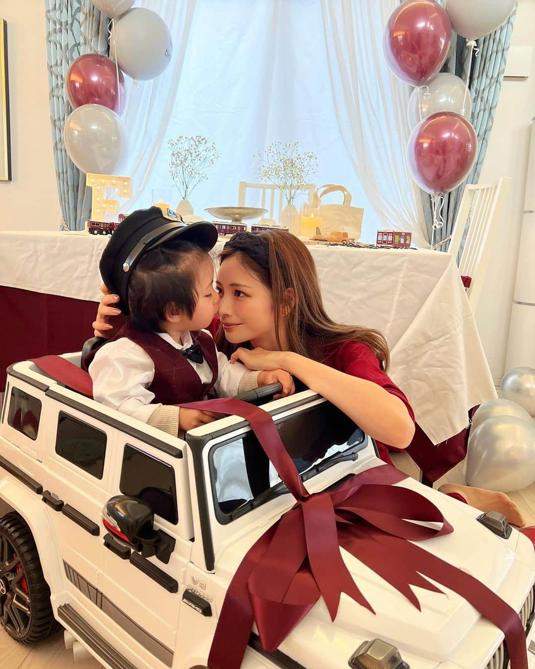 得あゆさんのインスタグラム写真 - (得あゆInstagram)「1年で1番大切な日🎈🎂🚗❤️ 2歳birthday 👦🏻❤️ 息子氏、おめでとうううう✌🏻❤️ あっという間に2歳✌🏻🎂🎈❤️ 私が子育てなんて…………自分でもびっくりなんですが笑  ほんっっっとうにまじでやばいくらい 今が1番可愛いです❤️❤️❤️❤️❤️❤️❤️❤️❤️❤️❤️  パパとママに続いて、ベンツが欲しいとの事でw ママから白のゲレンデをプレゼント🥹❤️笑 (組み立てもママがんばりましたw 地味にしんどかったw)  動いてる時は喜んでたのに、 音が怖い？みたいで一回も乗ってくれませんでした🤣嘘でしょ？！💦  けど何故かお写真撮る時だけ！ 奇跡的に乗ってくれて。笑 可愛いお写真撮らせてくれました❤️ (もう立派な👦🏻インスタグラマーかな？爆笑  あらためて👦🏻2歳おめでとう🎂 (ごめんなさいめちゃくちゃ時差投稿です🤣  バルーンやケーキが可愛すぎるので それもまた載せさせて下さい🥹❤️🎂🎈  ・ ・ ・ ・ ・ ・ ・ ・ ・ ・ ・ ・ ・ ・ ・ ・ ・ ・ ・ ・ ・ ・ ・ #secondbirthday#birthdayparty#誕生日おめでとう#我が子#happybirthday#息子#息子誕生日#2歳#2歳誕生日#2歳誕生日プレゼント#second#男の子ママ#男の子コーデ#子育てママ#息子の成長#子供のいる暮らし#ゲレンデ#メルセデスベンツ#mercedes#おうちパーティー#ホームパーティー#バルーン#誕生日バルーン#阪急電車#早生まれ#誕生日サプライズ#誕生日飾り付け#2歳バースデー#車掌さん#電車好き」4月18日 22時37分 - tokuayu819