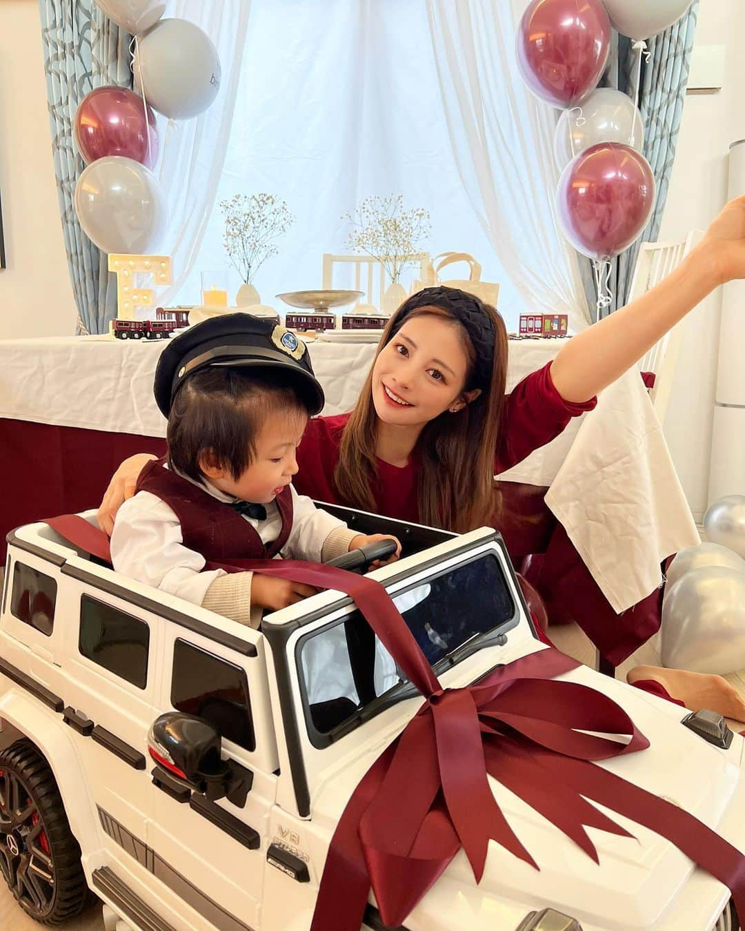 得あゆさんのインスタグラム写真 - (得あゆInstagram)「1年で1番大切な日🎈🎂🚗❤️ 2歳birthday 👦🏻❤️ 息子氏、おめでとうううう✌🏻❤️ あっという間に2歳✌🏻🎂🎈❤️ 私が子育てなんて…………自分でもびっくりなんですが笑  ほんっっっとうにまじでやばいくらい 今が1番可愛いです❤️❤️❤️❤️❤️❤️❤️❤️❤️❤️❤️  パパとママに続いて、ベンツが欲しいとの事でw ママから白のゲレンデをプレゼント🥹❤️笑 (組み立てもママがんばりましたw 地味にしんどかったw)  動いてる時は喜んでたのに、 音が怖い？みたいで一回も乗ってくれませんでした🤣嘘でしょ？！💦  けど何故かお写真撮る時だけ！ 奇跡的に乗ってくれて。笑 可愛いお写真撮らせてくれました❤️ (もう立派な👦🏻インスタグラマーかな？爆笑  あらためて👦🏻2歳おめでとう🎂 (ごめんなさいめちゃくちゃ時差投稿です🤣  バルーンやケーキが可愛すぎるので それもまた載せさせて下さい🥹❤️🎂🎈  ・ ・ ・ ・ ・ ・ ・ ・ ・ ・ ・ ・ ・ ・ ・ ・ ・ ・ ・ ・ ・ ・ ・ #secondbirthday#birthdayparty#誕生日おめでとう#我が子#happybirthday#息子#息子誕生日#2歳#2歳誕生日#2歳誕生日プレゼント#second#男の子ママ#男の子コーデ#子育てママ#息子の成長#子供のいる暮らし#ゲレンデ#メルセデスベンツ#mercedes#おうちパーティー#ホームパーティー#バルーン#誕生日バルーン#阪急電車#早生まれ#誕生日サプライズ#誕生日飾り付け#2歳バースデー#車掌さん#電車好き」4月18日 22時37分 - tokuayu819