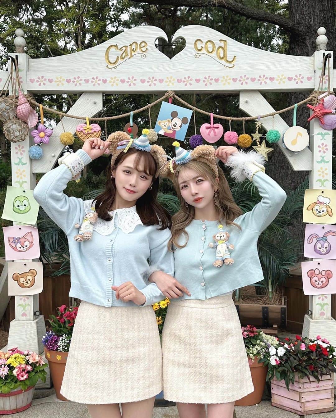 のインスタグラム：「. ダッフィー＆フレンズの フロム・オール・オブ・アス🧸🎉💎 . . . ダッフィーの可愛い可愛い新グッズ GETしてきたよ🤍 ケープに可愛いフォトスポットも🫢💞 . . . シーは初日から行く日が遅れてしまって グッズあるか心配だったけど たくさんあって、まだまだお品切れ ならなそうでした🫶💞 カチューシャ、ぬいば、ショッピングバッグ は大抵必ず購入するようにしてる🤍 . . . 👗ニット　@__treat.urself__ . 👗スカート　@__treat.urself__ . 👜バッグ　@grl_official . 👟スニーカー　@shoesincloset_official . . . . #ディズニーシー #ディズニーコーデ #ディズニーフード #ダッフィーコーデ #フロムオールオブアス #ケープコッド #トリート #grl #グレイル #お揃いスニーカー」