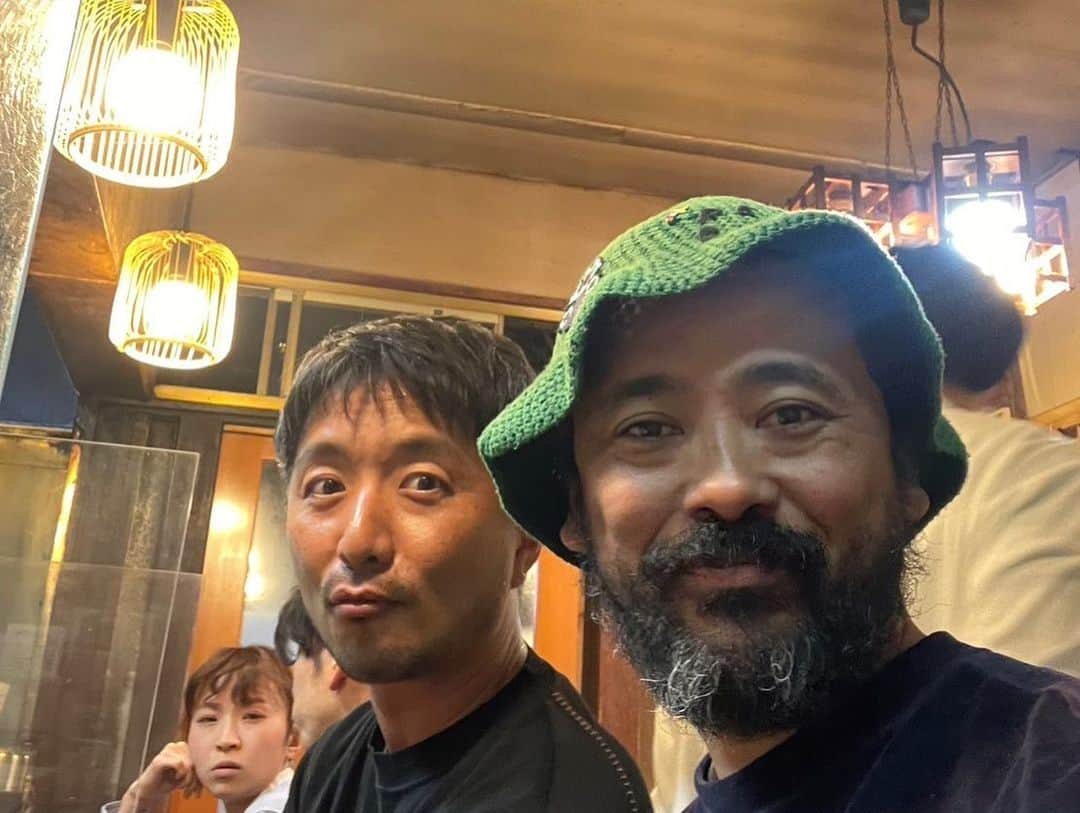 土井地博さんのインスタグラム写真 - (土井地博Instagram)「NYに住む兄弟が日本でイベントするので一時帰国🇺🇸🗽　 @peaboy_mitsu @peaboypeaboy   今週金曜日は富ヶ谷CALLAS TOKYO @callastokyo   土日は千葉のHAKOでワークショップ @hako_chiba  @yusuke_matsunaga_   久しぶりに会ったけど変わらない。 押上のまるいで再会。  #ny #peaboy  #brooklyn #tiedye」4月18日 22時38分 - hiroshi_doiji