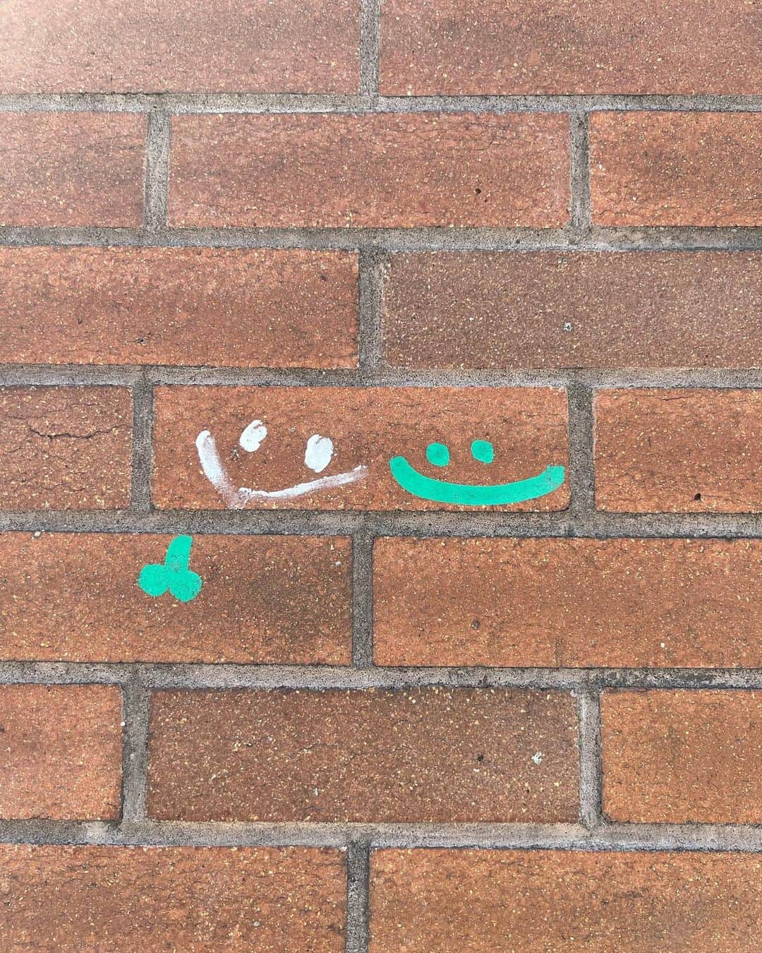 のインスタグラム：「落書きのスマイル:) Smile on a wall🥰 Brooklyn   【4/22追加公演決定】日吉公演おかげさまで満席を頂き、急遽追加公演決定しました❤️LPリリース記念🌸40名様のみの超至近距離ライブ❤️ 時間は11:30オープン12:30スタート  ✨しばらく東京近郊のライブはございません❣️皆様のご来場をお待ちしてます😊☎️045-595-9967 Web予約wonderwall-yokohama.jpまで  4/19(水)にLP「Today Is Another Day」が発売されます🥰どうぞよろしくお願い申し上げます。「Today Is Another Day」が発売されます🥰✨レコードならではの温かみのある音をお楽しみ頂ければ幸いdwす❤️今日見本盤が届いたそうです❣️Amazon ではすでに売り切れています。山野楽器、タワレコオンライン、HMVオンラインはじめ全国各ミュージックショップでお求めください😍  初の沖縄公演が決まりました㊗️㊗️  5/13那覇Parker‘s Mood 5/14名護バードランドです。Parker’s Mood はアコースティックピアノトリオ、４０名様限定ライブです。皆様のご来場をお待ちしております🥰✨ 電話でのご予約はTel  098-861-2565   or   070-5277-2492 まで parkersmood.com/chihiro-yamana…   5/14に沖縄・名護バードランドにて演奏いたします✨初沖縄ライブです❤️ご予約は☎️0980-52-1588までlineupstudio.jp/birdland.php 皆さまのご来場を心よりお待ちしております❤️」
