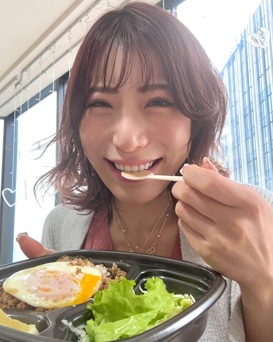 藤巻碧のインスタグラム：「ランチは、4月18日の今日！ほっともっとさんで新発売されたガパオライス🍽✨  ガパオソースめちゃくちゃ本場の味なんですが！？と思ったらタイ直輸入なんだって✌🏻✌🏻 タイの本格的なスパイスがめちゃくちゃ食欲そそる し、ピリッと刺激的でこんなお気軽にエステニックグルメが食べられるのすごく嬉しいなと思った🥹🫧🫧  付属でナンプラーやレモンもあったのでかけて自分好みの味で飽きずに美味しく食べられました♡ サラダもついてて、ダイエット中でも罪悪感無くて最高でした🍀*゜    ＠hottomotto_official #ほっともっと #hottmotto #ガパオライス #ほっともっとごはん #おうちごはん #お弁当 #いただきます #楽ちんごはん #テイクアウトグルメ #テイクアウトお弁当 #新商品 #ガパオ #タイ料理 #本格ガパオライス #グルメ #グルメレビュー #グルメレポ」