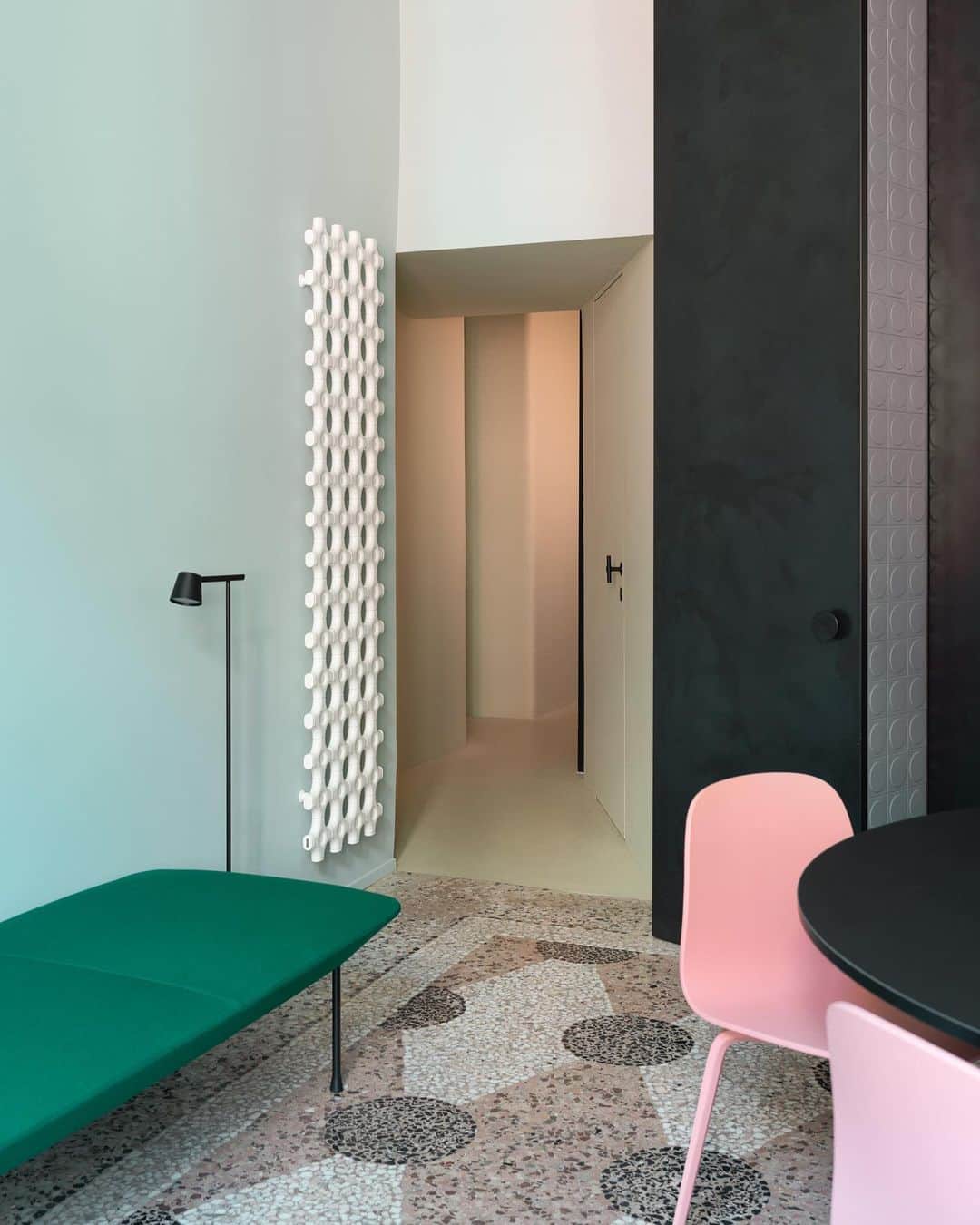Kinfolk Magazineさんのインスタグラム写真 - (Kinfolk MagazineInstagram)「We’re in Milan! The H+O apartment gallery in Brera has been transformed once again for this year's design week. If you're in town for Salone, you can pick up a copy of Kinfolk here and see the new exhibition “Butterfly Effect,” curated by @elisaossinostudio and @josephineakvamahoffmeyer.  (Photos: @giorgiopossentiphotography)」4月18日 22時54分 - kinfolk