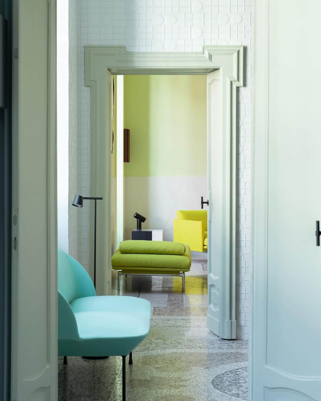 Kinfolk Magazineさんのインスタグラム写真 - (Kinfolk MagazineInstagram)「We’re in Milan! The H+O apartment gallery in Brera has been transformed once again for this year's design week. If you're in town for Salone, you can pick up a copy of Kinfolk here and see the new exhibition “Butterfly Effect,” curated by @elisaossinostudio and @josephineakvamahoffmeyer.  (Photos: @giorgiopossentiphotography)」4月18日 22時54分 - kinfolk