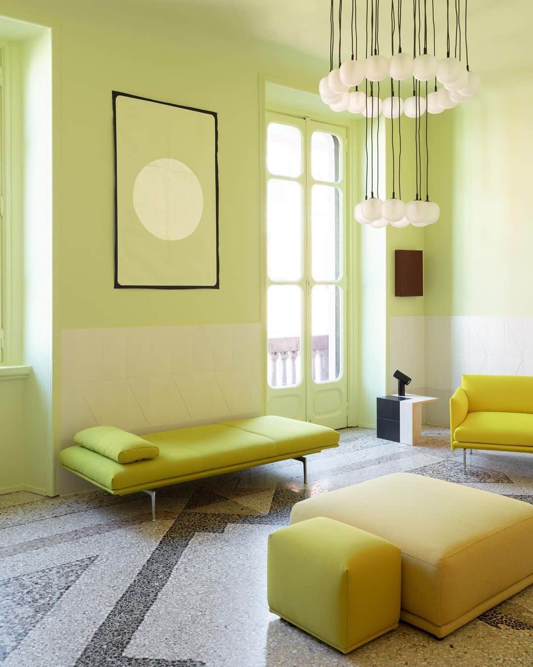 Kinfolk Magazineさんのインスタグラム写真 - (Kinfolk MagazineInstagram)「We’re in Milan! The H+O apartment gallery in Brera has been transformed once again for this year's design week. If you're in town for Salone, you can pick up a copy of Kinfolk here and see the new exhibition “Butterfly Effect,” curated by @elisaossinostudio and @josephineakvamahoffmeyer.  (Photos: @giorgiopossentiphotography)」4月18日 22時54分 - kinfolk