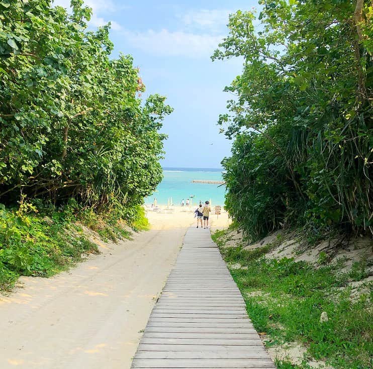 榊山敬代のインスタグラム：「🌊🏝️… ・　　 つづき  街中からタクシーで 約１０分程移動して 到着しました今回の 宿泊先はコチラにて  プライベートビーチもあり 開放的で華やかなかおりが 出むかえてくださいました  ホテルの屋外プールも広くて チェックイン後では早速水着 に着替えましてビーチ散策と 海には入りませんでしたけど プールでくつろぎタイムの巻  今回はプールへ行くまでの フードガウンがなかったの でビーチドレスやあらかじ め羽織れるアイテムがあり ますと便利かなと思います  このような背景を知らずに 伺いました今回は長いスト ールが大活躍にてビーチド レスが無くてもストールを 巻き巻きワンピースみたい に羽織れば日焼け対策にも なってオススメアイテム也  さて  温水ジャグジープールでは 誰もいなかったのでプカプ カ満喫してたのですが気が つくとワイワイ子供連れの ご家族で賑やかプールの巻  それにしましても  日焼けしやすい肌質なので なるべく木陰にいましたが 部屋に戻るとうっすら水着 の跡がついていましたので  真夏におよいだら まっくろくろ助哉  😎💦…  プールで過ごしたら 八重山そば小サイズ では小さかったなぁ とお腹も空いたとこ ろで夕食へとつづく  …  この度の宿泊先は  最近いろいろリニューアル されたとのことで気になっ ておりましてこの度記念に 色々と記録したく思います  #ANAインターコンチネンタル石垣リゾート #anaintercontinentalishigakiresort  #ホテル大好き #Hotel #Love #プール #trip #travel#旅 #旅行 #海 #Sea #pool #日本画家 の #外出こんなもん #最近ついてる #毎日がスペシャル #人生一度きり #人生楽しもう #人生思い出づくり #人生は素晴らしい #石垣島 #ishigakijima #石垣島好き」