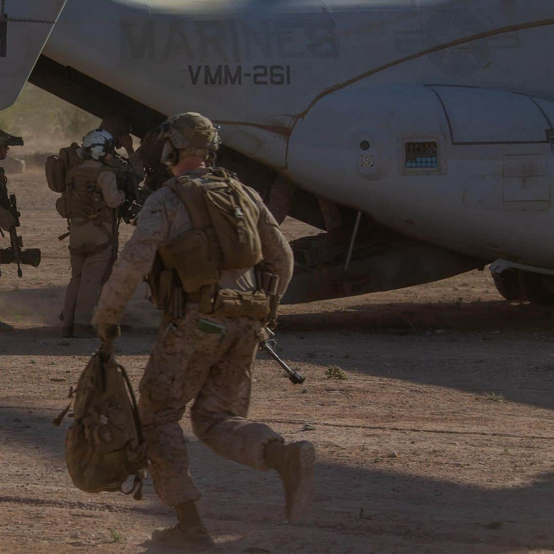 アメリカ海兵隊さんのインスタグラム写真 - (アメリカ海兵隊Instagram)「Load Up  📍 Yuma, Arizona (April 7, 2023)  #Marines with @1stmardiv and @1stmaw_marines utilize an MV-22B Osprey helicopter during Weapons and Tactics Instructor (WTI) course 2-23.  #WTI is a seven-week training event hosted by @mawts_1 providing standardized advanced tactical training and certification of unit instructor qualifications to support #MarineAviation.  📷 (U.S. Marine Corps photo by Lance Cpl. Alejandro Fernandez)  #USMC #Military #aviation」4月18日 22時55分 - marines